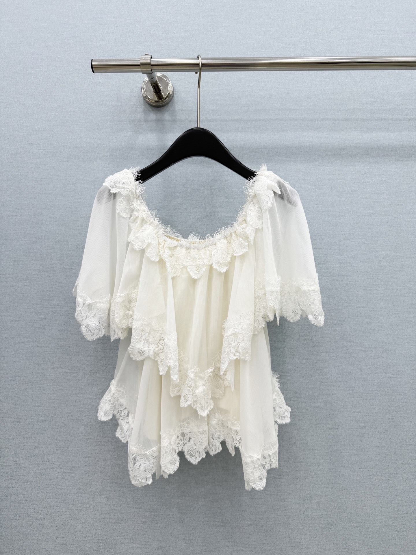 🛒𝐍𝐄𝐖 · 𝟐𝟎𝟐6/爆款现货 原单品质  小众｜26经典蛋糕式花边衬衫 法式风极致穿搭 最新系列单品 强烈推荐  宽