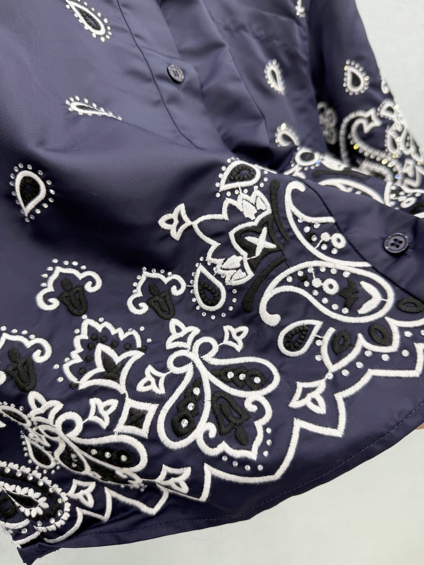 🛒𝐍𝐄𝐖 · 𝟐𝟎𝟐6/爆款现货 原单品质  小众*｜2026新品烫钻刺绣上衣｜半裙 精致版型，高级肌理细腻  极简主义