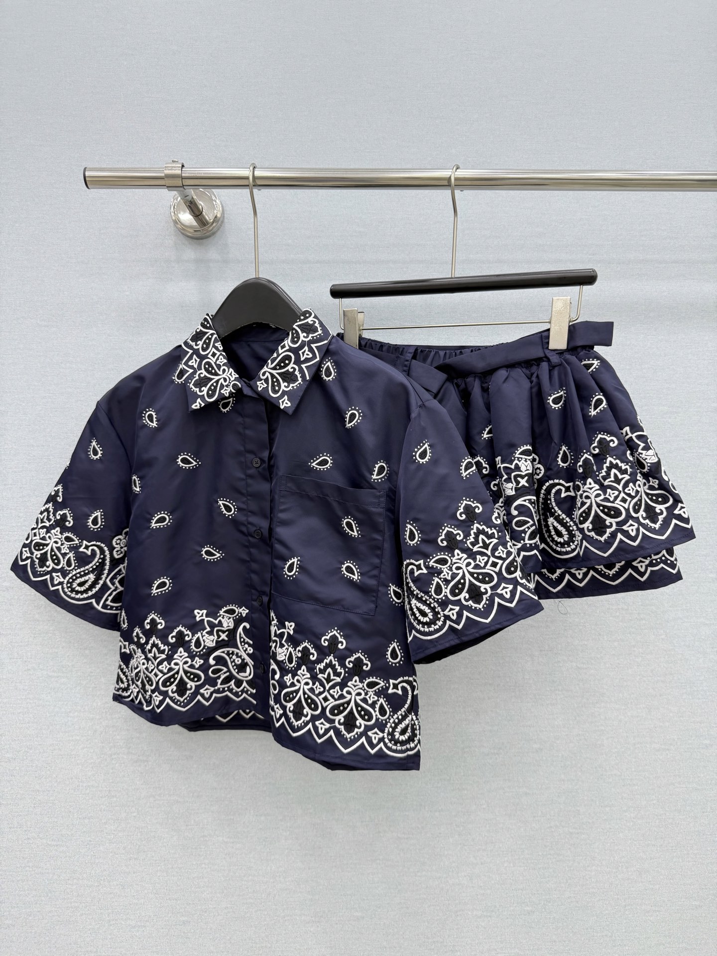 🛒𝐍𝐄𝐖 · 𝟐𝟎𝟐6/爆款现货 原单品质  小众*｜2026新品烫钻刺绣上衣｜半裙 精致版型，高级肌理细腻  极简主义