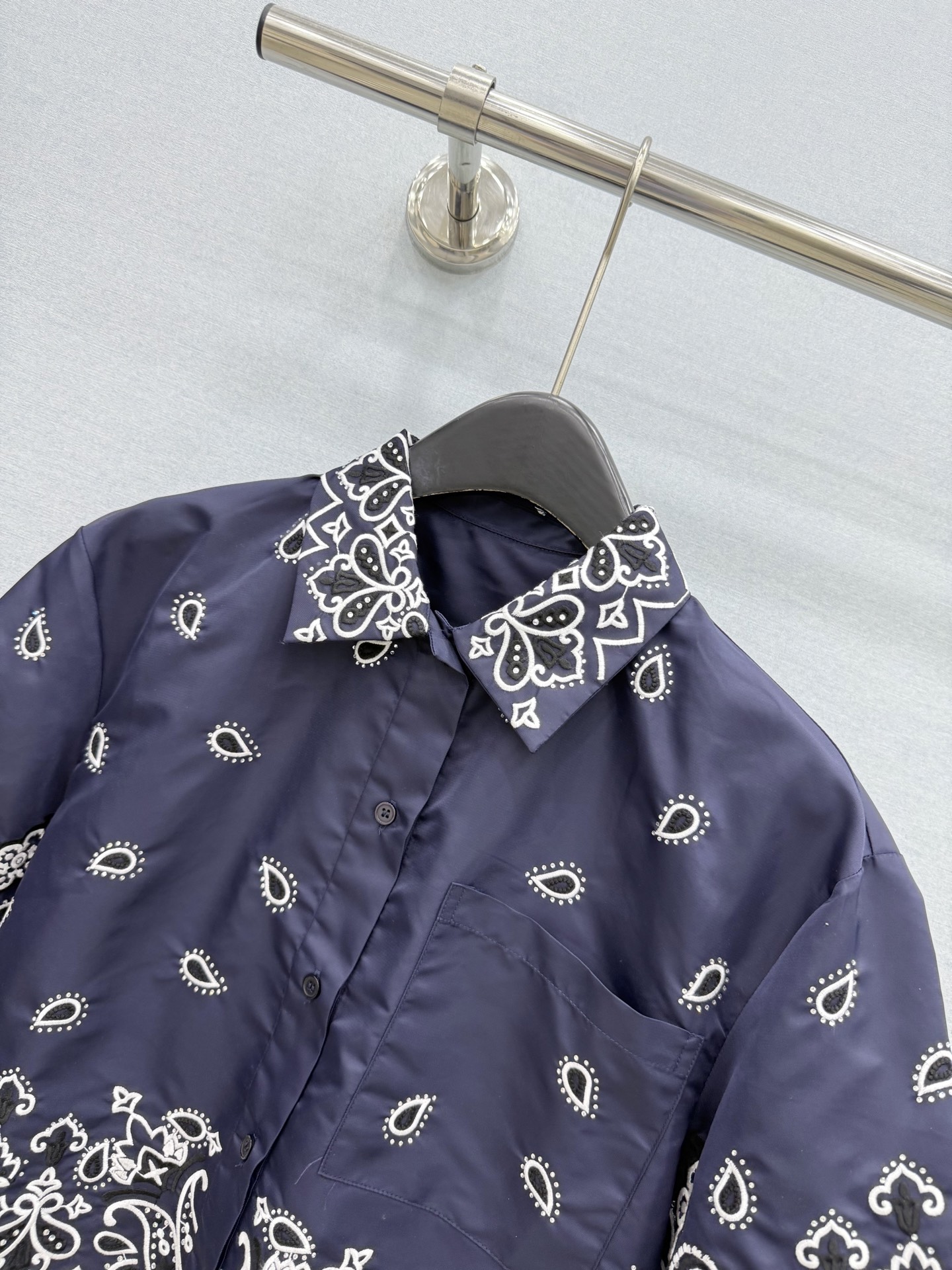 🛒𝐍𝐄𝐖 · 𝟐𝟎𝟐6/爆款现货 原单品质  小众*｜2026新品烫钻刺绣上衣｜半裙 精致版型，高级肌理细腻  极简主义