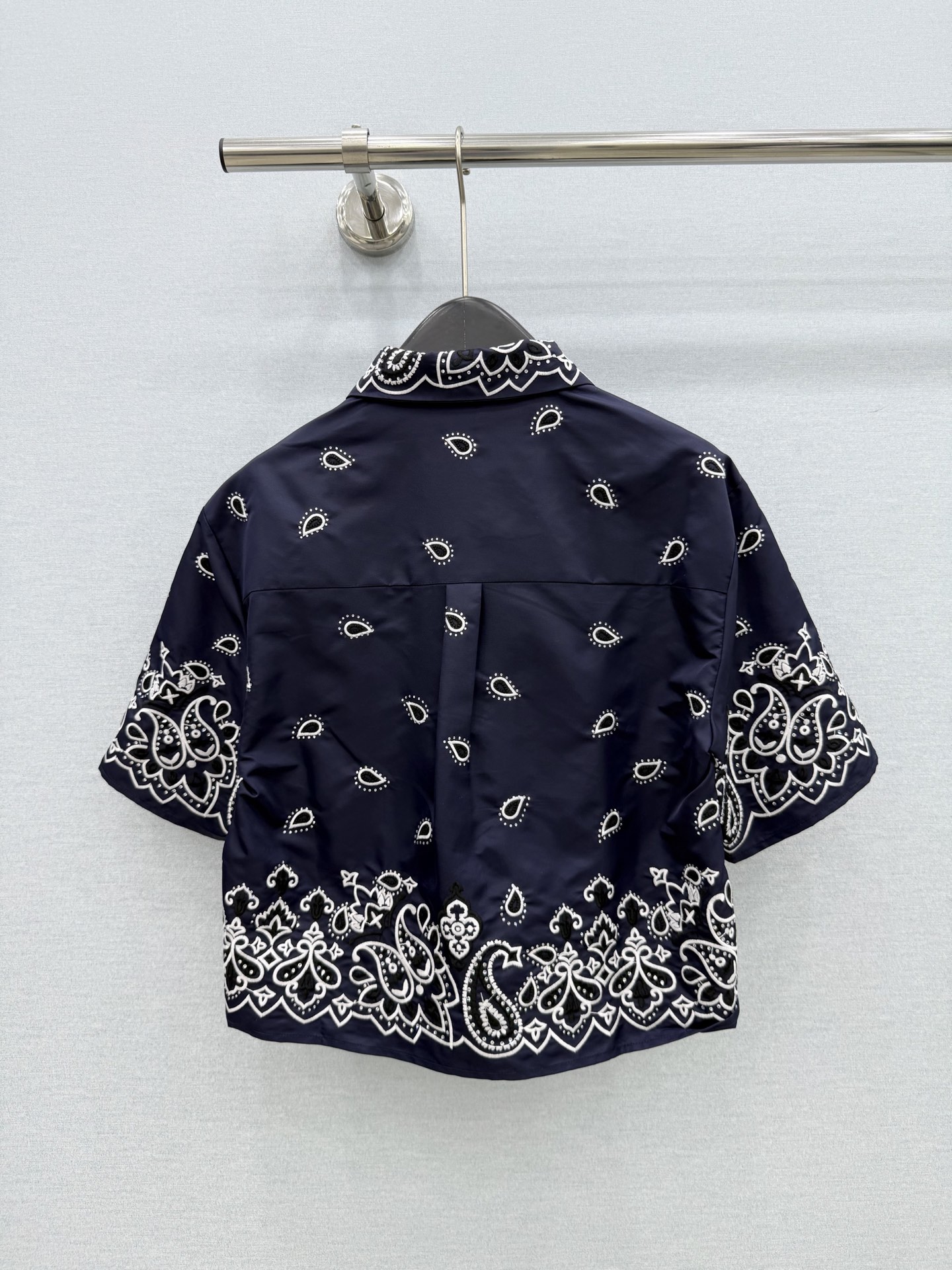 🛒𝐍𝐄𝐖 · 𝟐𝟎𝟐6/爆款现货 原单品质  小众*｜2026新品烫钻刺绣上衣｜半裙 精致版型，高级肌理细腻  极简主义