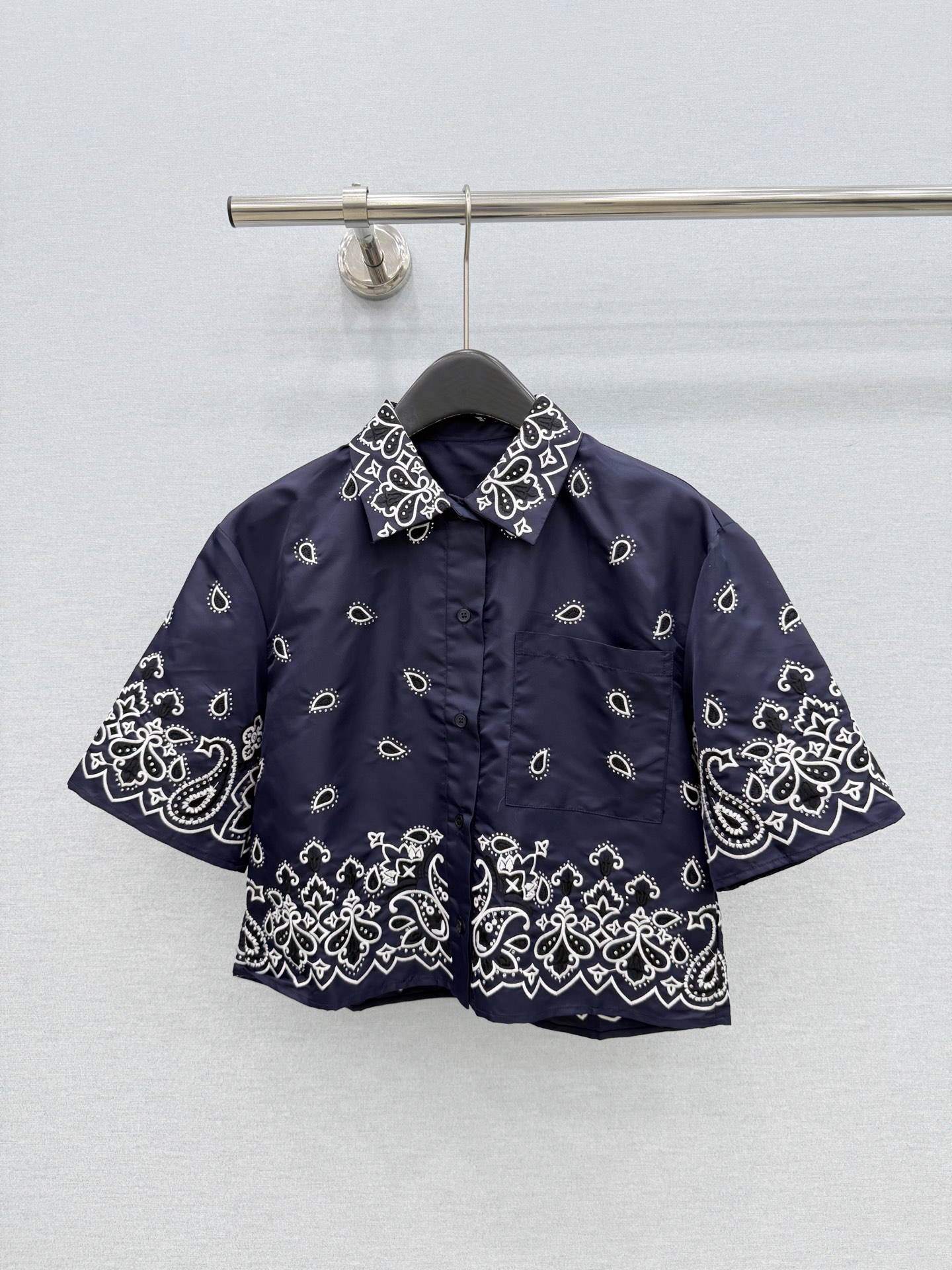 🛒𝐍𝐄𝐖 · 𝟐𝟎𝟐6/爆款现货 原单品质  小众*｜2026新品烫钻刺绣上衣｜半裙 精致版型，高级肌理细腻  极简主义