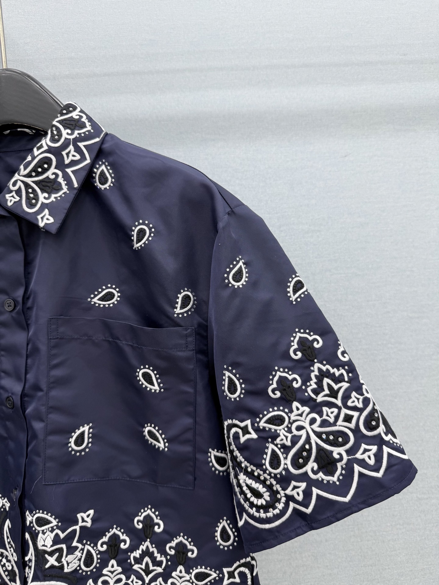 🛒𝐍𝐄𝐖 · 𝟐𝟎𝟐6/爆款现货 原单品质  小众*｜2026新品烫钻刺绣上衣｜半裙 精致版型，高级肌理细腻  极简主义