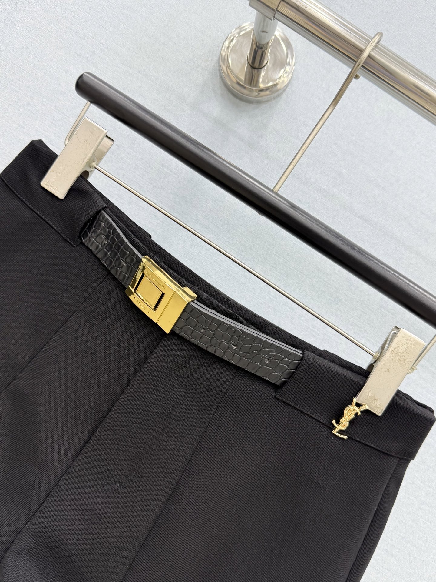 🛒𝐍𝐄𝐖 · 𝟐𝟎𝟐6/爆款现货 【原单品质】Y*｜撞色金属扣热辣短裤 颜色百搭高级 定制版型尽显高级随意感 视觉盛宴 