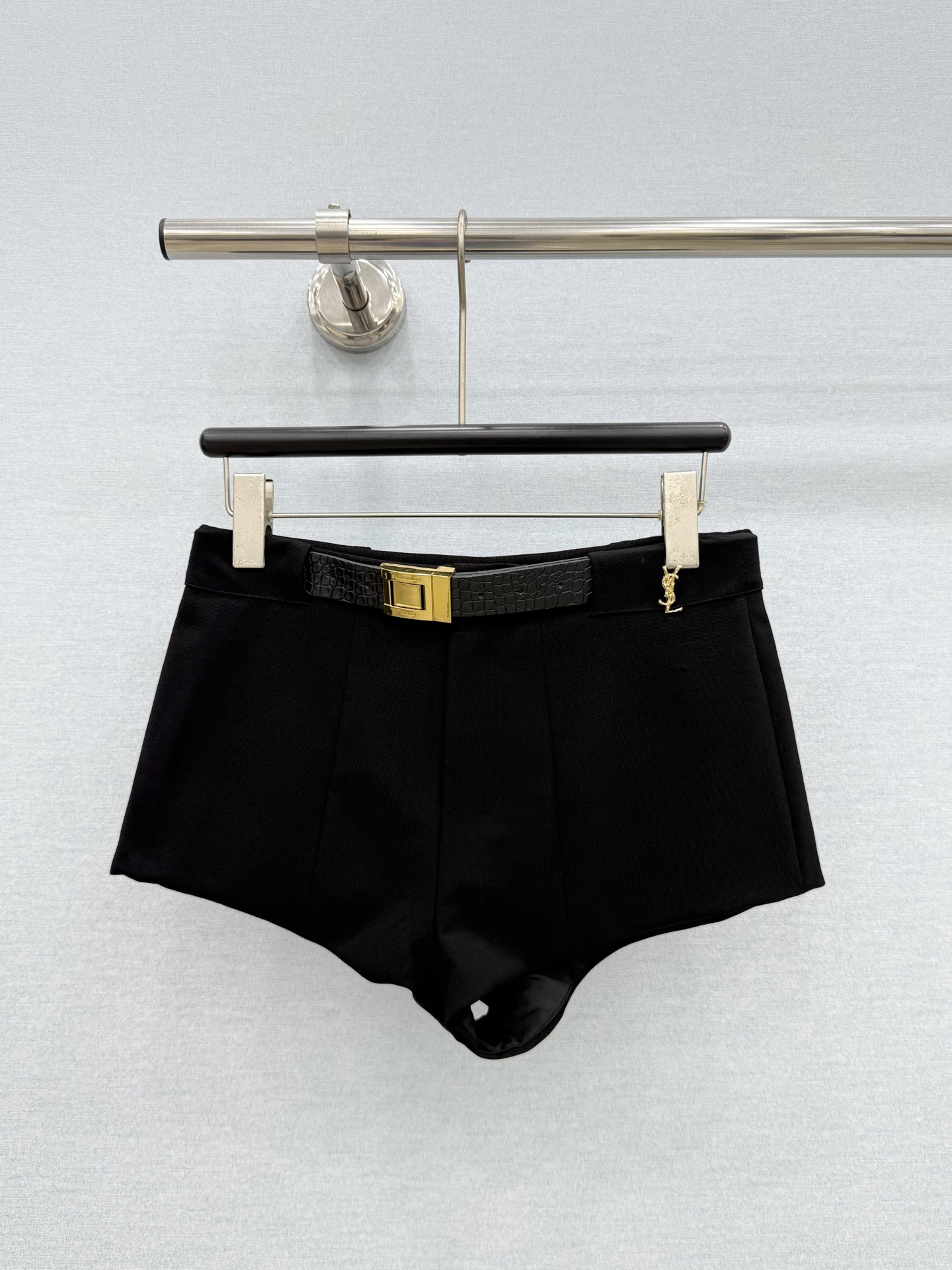 🛒𝐍𝐄𝐖 · 𝟐𝟎𝟐6/爆款现货 【原单品质】Y*｜撞色金属扣热辣短裤 颜色百搭高级 定制版型尽显高级随意感 视觉盛宴 