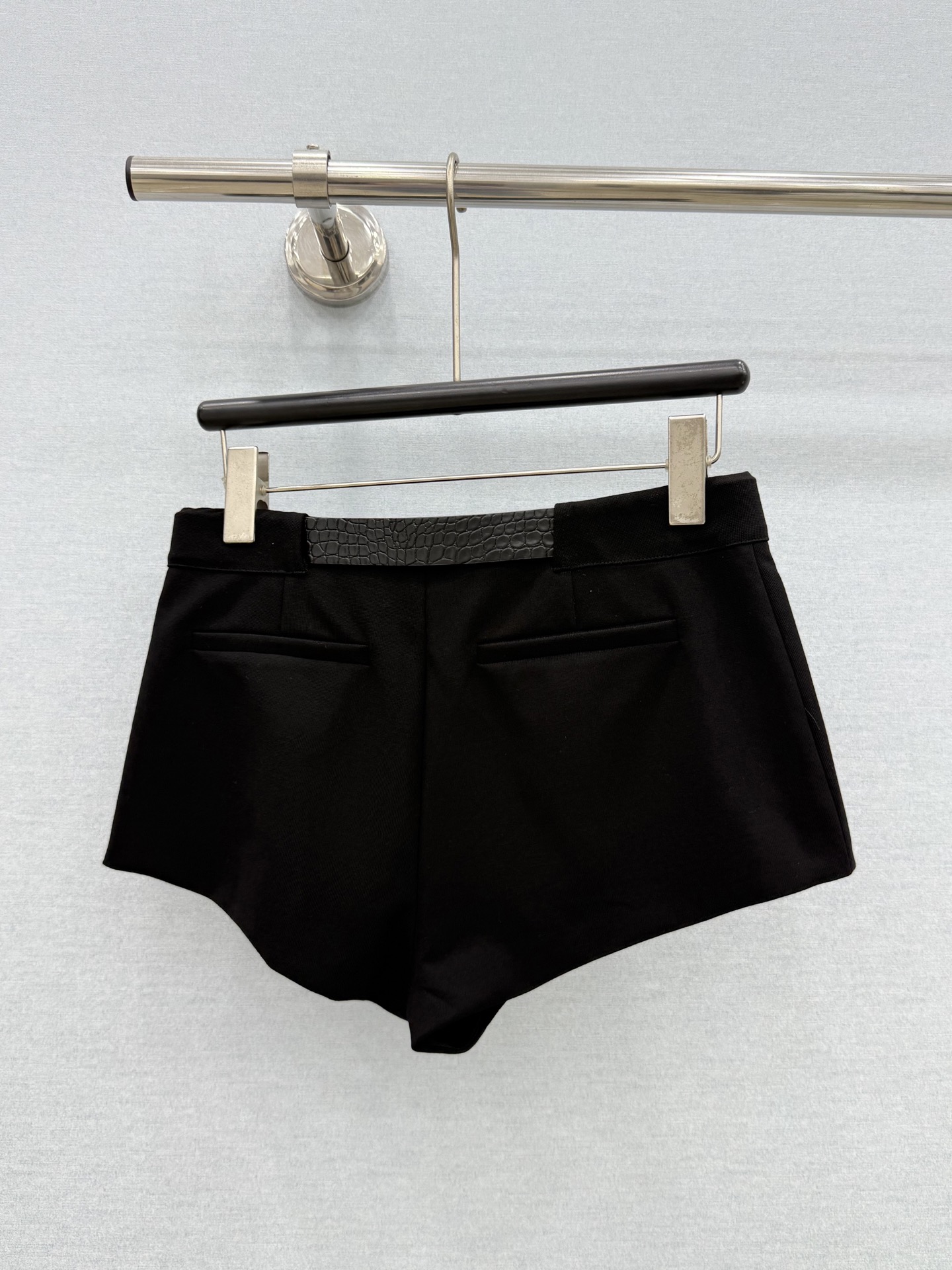 🛒𝐍𝐄𝐖 · 𝟐𝟎𝟐6/爆款现货 【原单品质】Y*｜撞色金属扣热辣短裤 颜色百搭高级 定制版型尽显高级随意感 视觉盛宴 