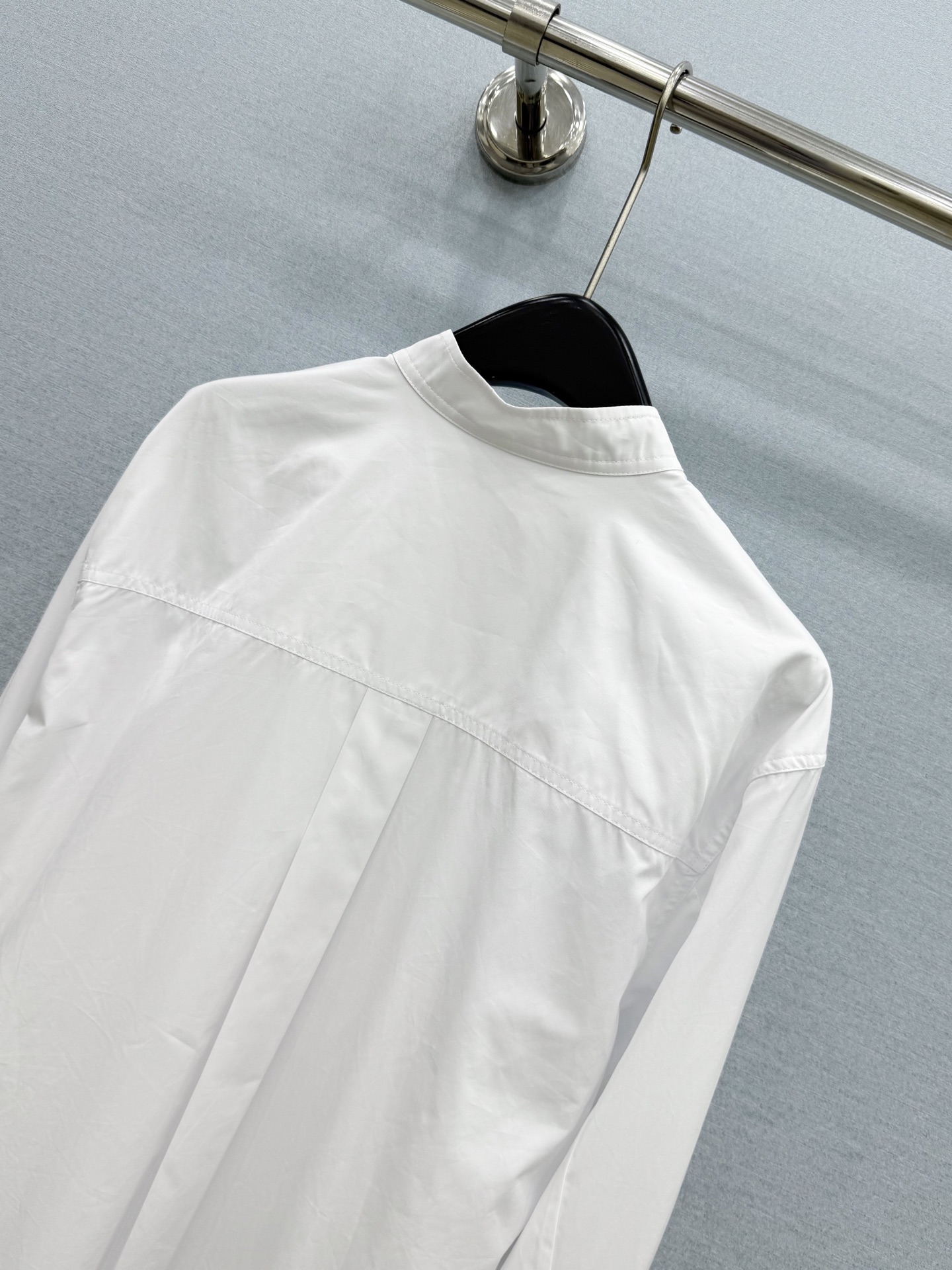 🛒𝐍𝐄𝐖 · 𝟐𝟎𝟐6/爆款现货 【原单品质】Ch*｜2026新品订制纯色刺绣衬衫 精致版型，高级肌理细腻  极简主义常