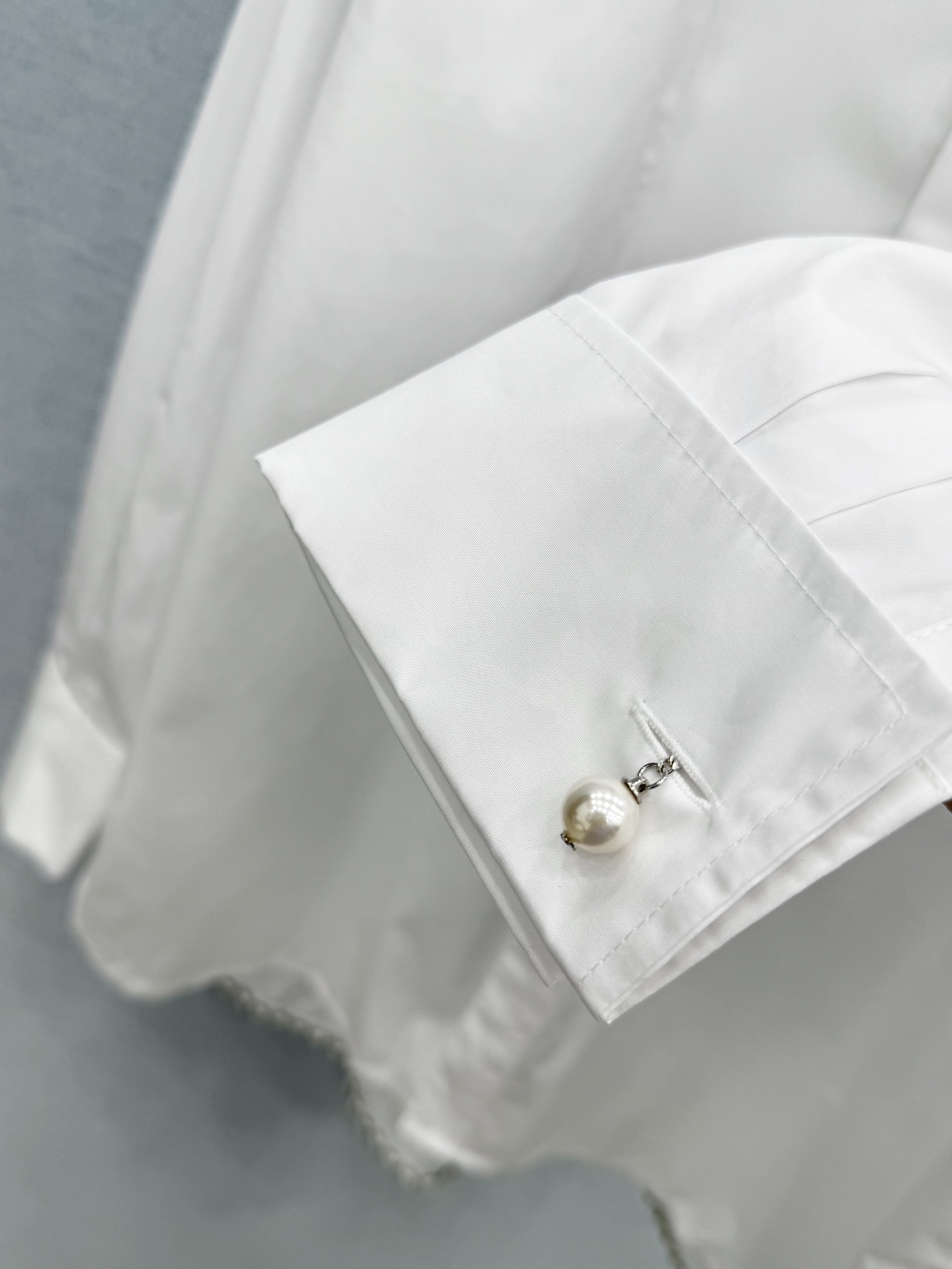 🛒𝐍𝐄𝐖 · 𝟐𝟎𝟐6/爆款现货 【原单品质】Ch*｜2026新品订制纯色刺绣衬衫 精致版型，高级肌理细腻  极简主义常