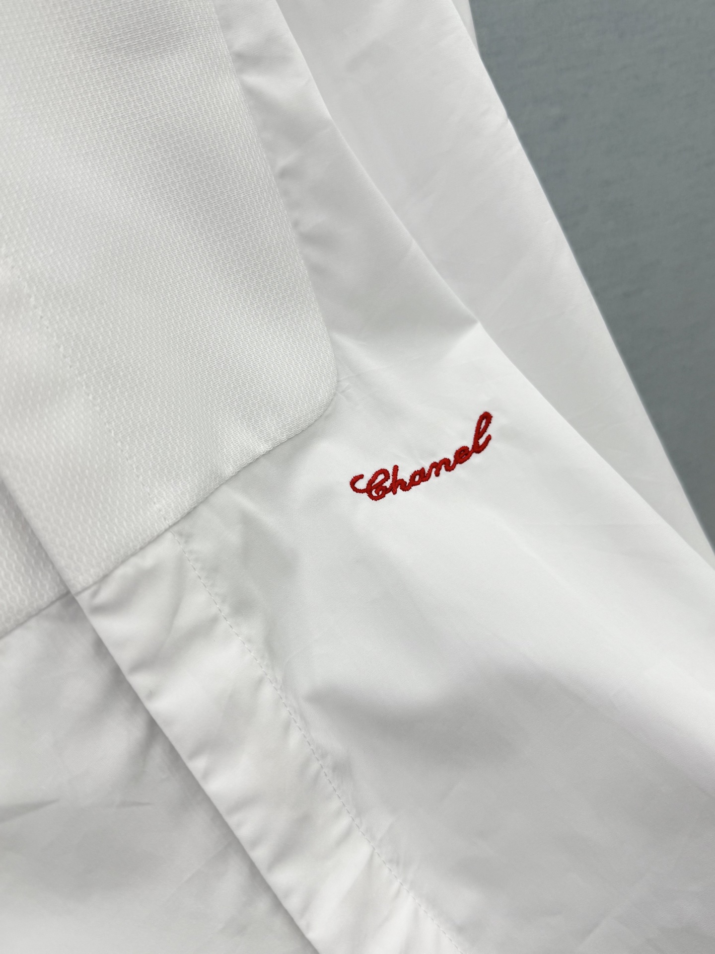 🛒𝐍𝐄𝐖 · 𝟐𝟎𝟐6/爆款现货 【原单品质】Ch*｜2026新品订制纯色刺绣衬衫 精致版型，高级肌理细腻  极简主义常