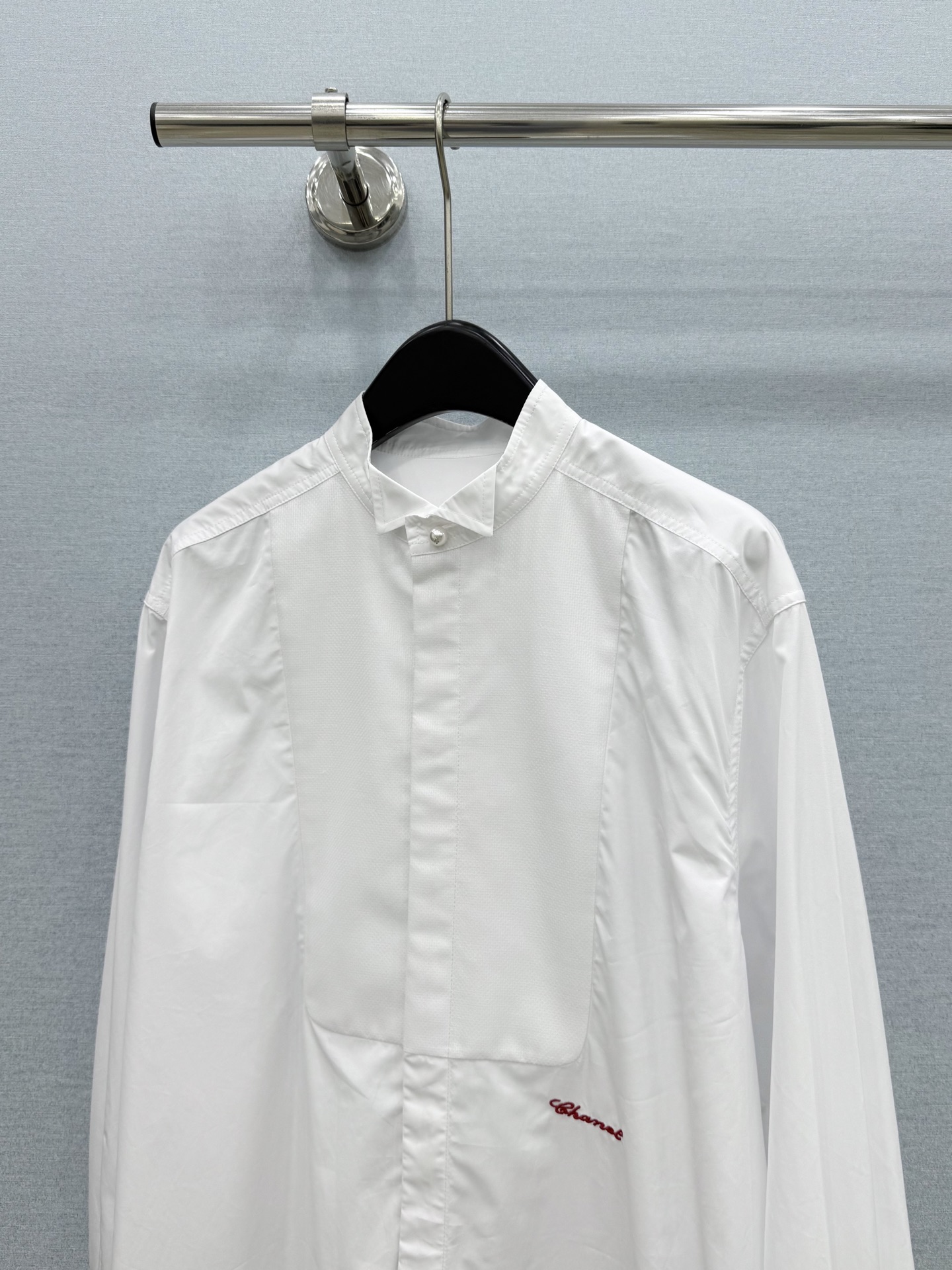 🛒𝐍𝐄𝐖 · 𝟐𝟎𝟐6/爆款现货 【原单品质】Ch*｜2026新品订制纯色刺绣衬衫 精致版型，高级肌理细腻  极简主义常