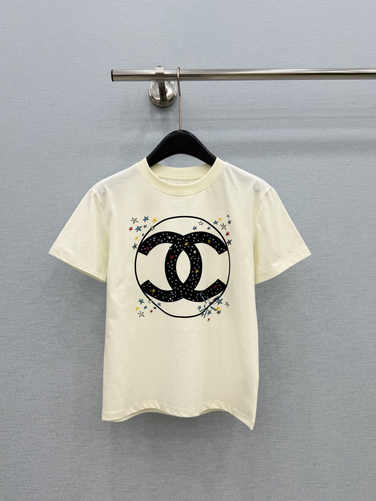 🛒𝐍𝐄𝐖 · 𝟐𝟎𝟐6/爆款现货 【原单品质】Ch*｜2026新款印花珠片T恤 高订面料，百搭版型  ，上身的触感谁穿谁