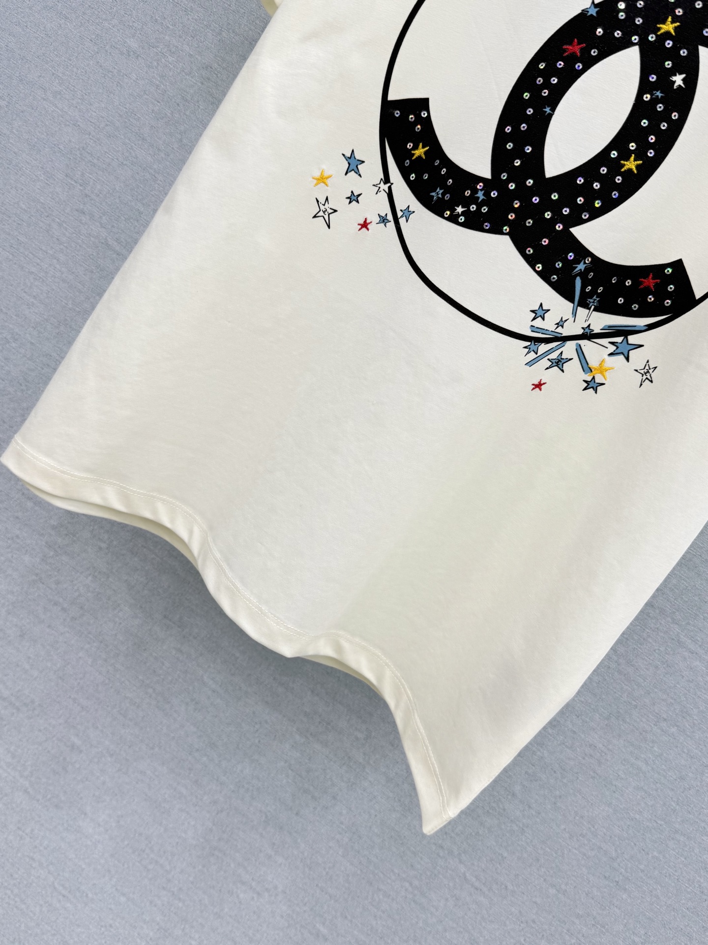 🛒𝐍𝐄𝐖 · 𝟐𝟎𝟐6/爆款现货 【原单品质】Ch*｜2026新款印花珠片T恤 高订面料，百搭版型  ，上身的触感谁穿谁