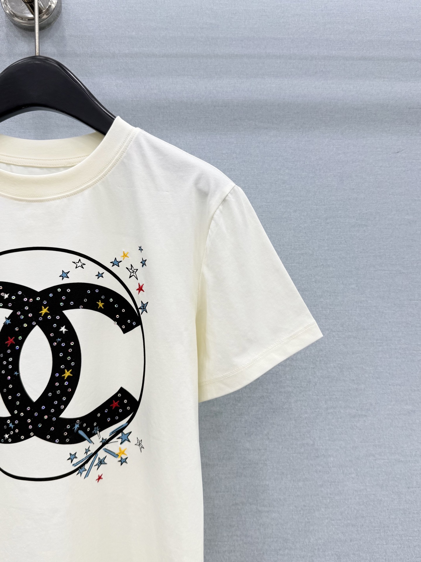 🛒𝐍𝐄𝐖 · 𝟐𝟎𝟐6/爆款现货 【原单品质】Ch*｜2026新款印花珠片T恤 高订面料，百搭版型  ，上身的触感谁穿谁