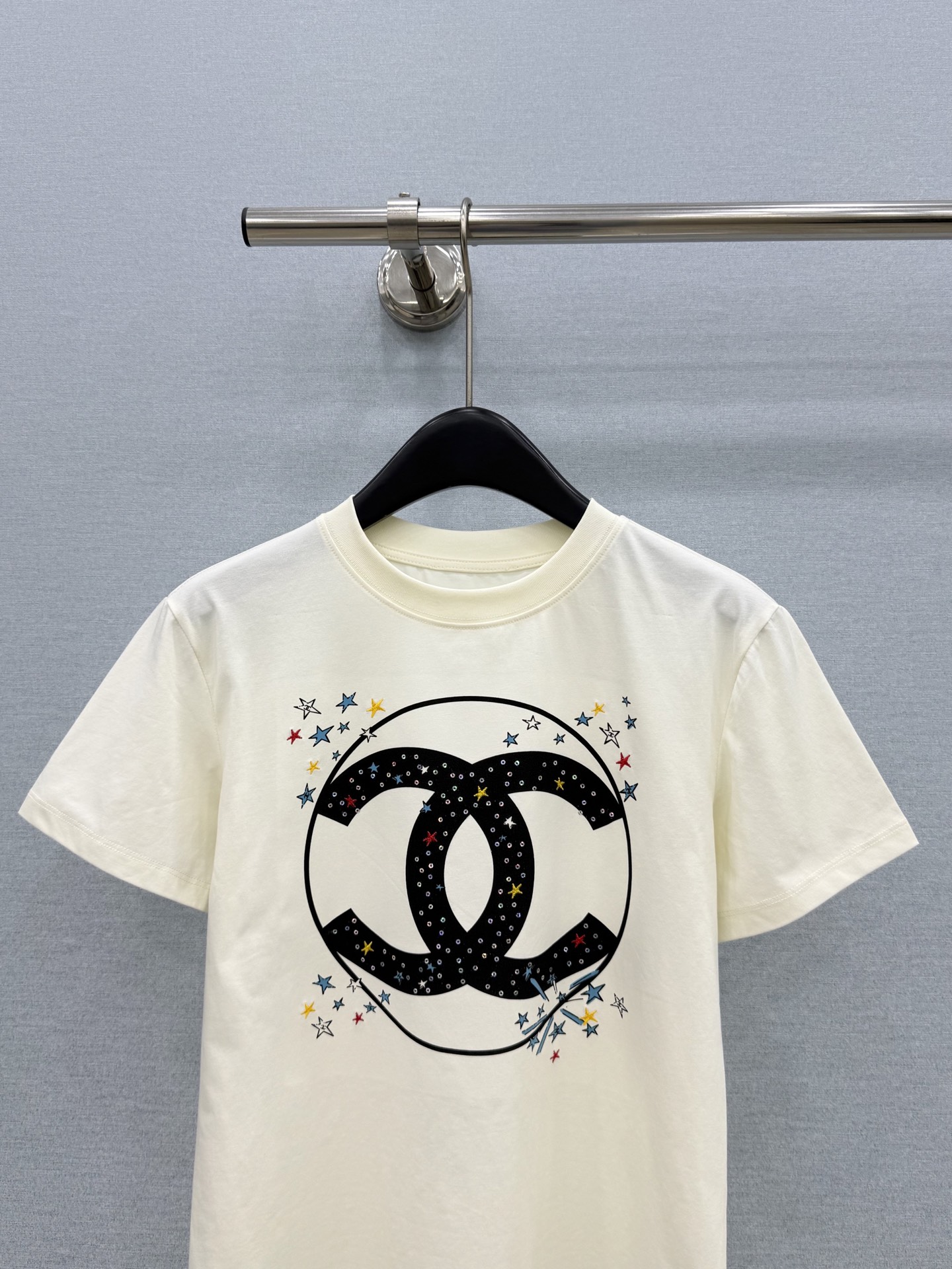 🛒𝐍𝐄𝐖 · 𝟐𝟎𝟐6/爆款现货 【原单品质】Ch*｜2026新款印花珠片T恤 高订面料，百搭版型  ，上身的触感谁穿谁