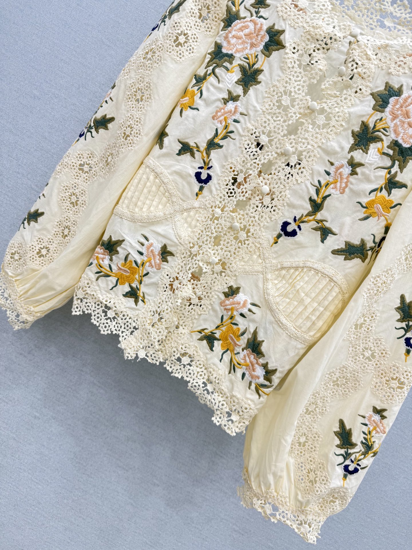 🛒𝐍𝐄𝐖 · 𝟐𝟎𝟐6/爆款现货 原单品质   小众*｜2026新品花边刺绣衬衫 精致版型，高级肌理细腻  极简主义常规