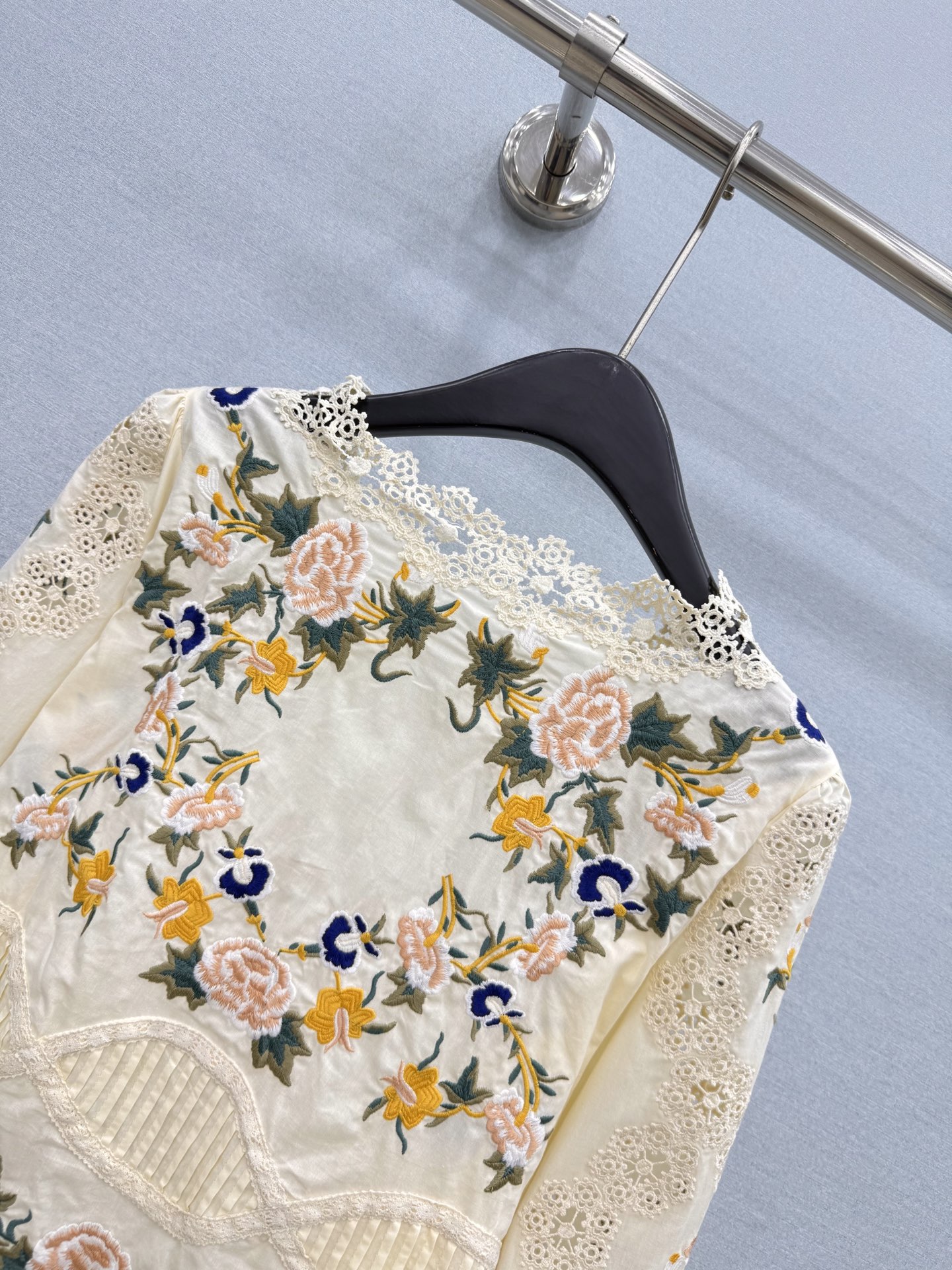 🛒𝐍𝐄𝐖 · 𝟐𝟎𝟐6/爆款现货 原单品质   小众*｜2026新品花边刺绣衬衫 精致版型，高级肌理细腻  极简主义常规