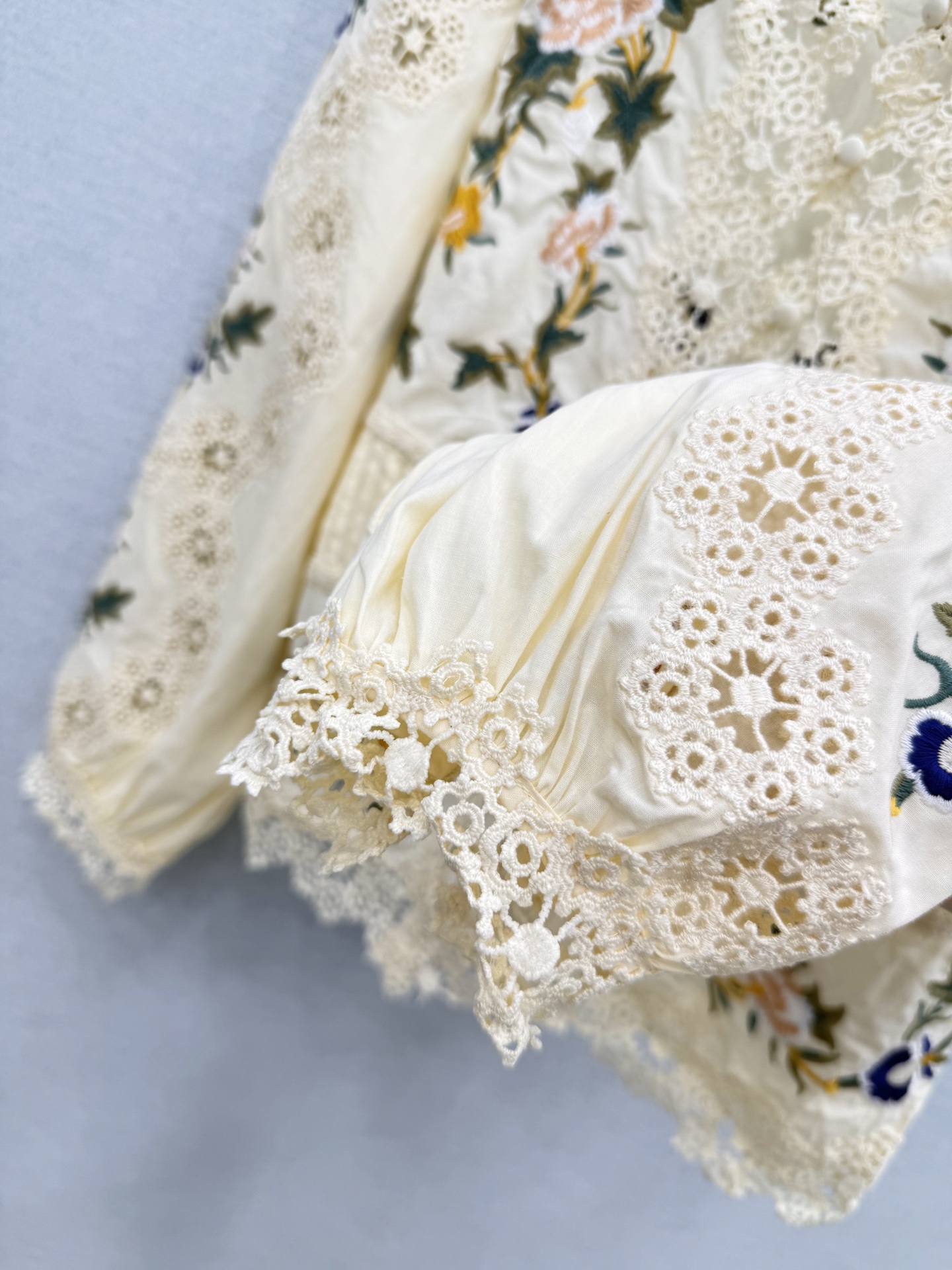 🛒𝐍𝐄𝐖 · 𝟐𝟎𝟐6/爆款现货 原单品质   小众*｜2026新品花边刺绣衬衫 精致版型，高级肌理细腻  极简主义常规