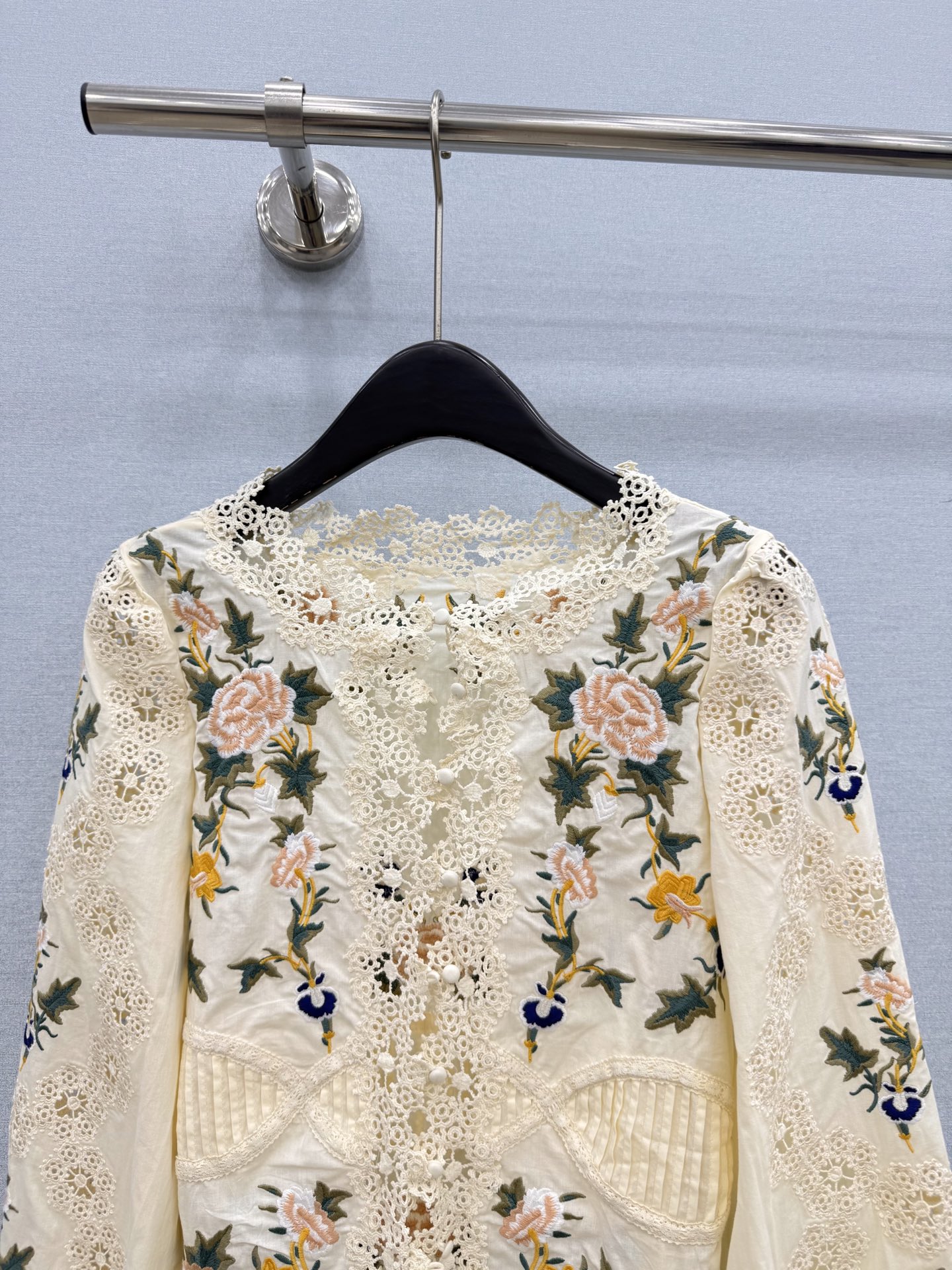 🛒𝐍𝐄𝐖 · 𝟐𝟎𝟐6/爆款现货 原单品质   小众*｜2026新品花边刺绣衬衫 精致版型，高级肌理细腻  极简主义常规