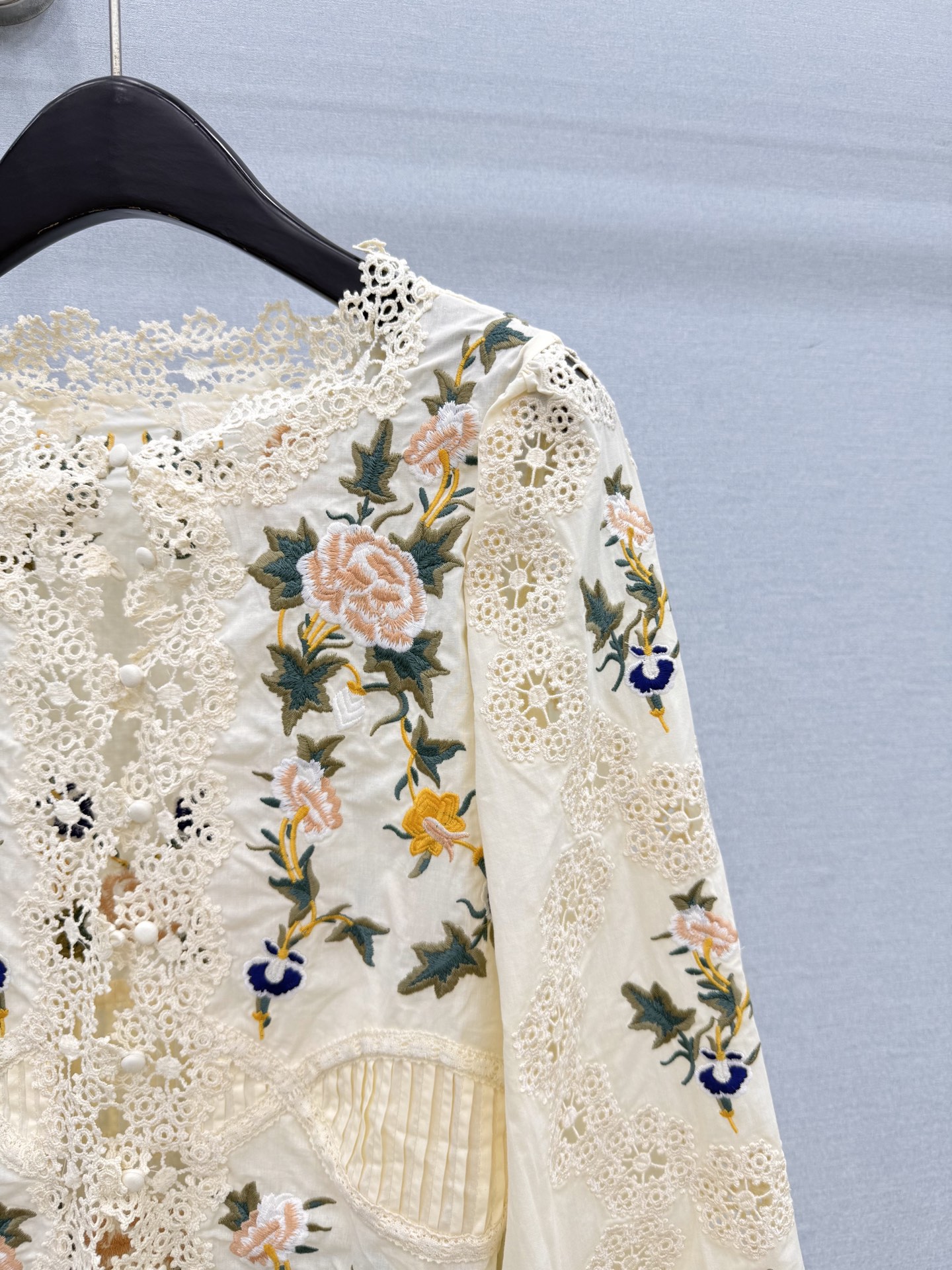 🛒𝐍𝐄𝐖 · 𝟐𝟎𝟐6/爆款现货 原单品质   小众*｜2026新品花边刺绣衬衫 精致版型，高级肌理细腻  极简主义常规