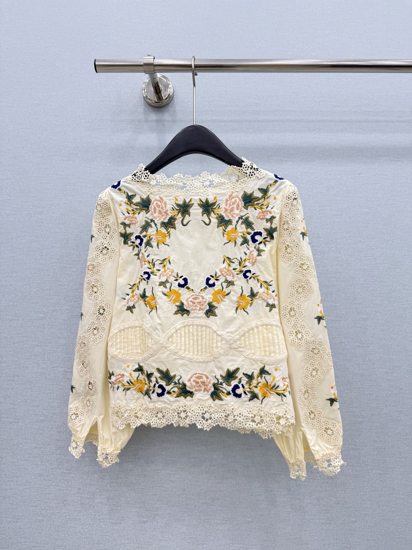 🛒𝐍𝐄𝐖 · 𝟐𝟎𝟐6/爆款现货 原单品质   小众*｜2026新品花边刺绣衬衫 精致版型，高级肌理细腻  极简主义常规