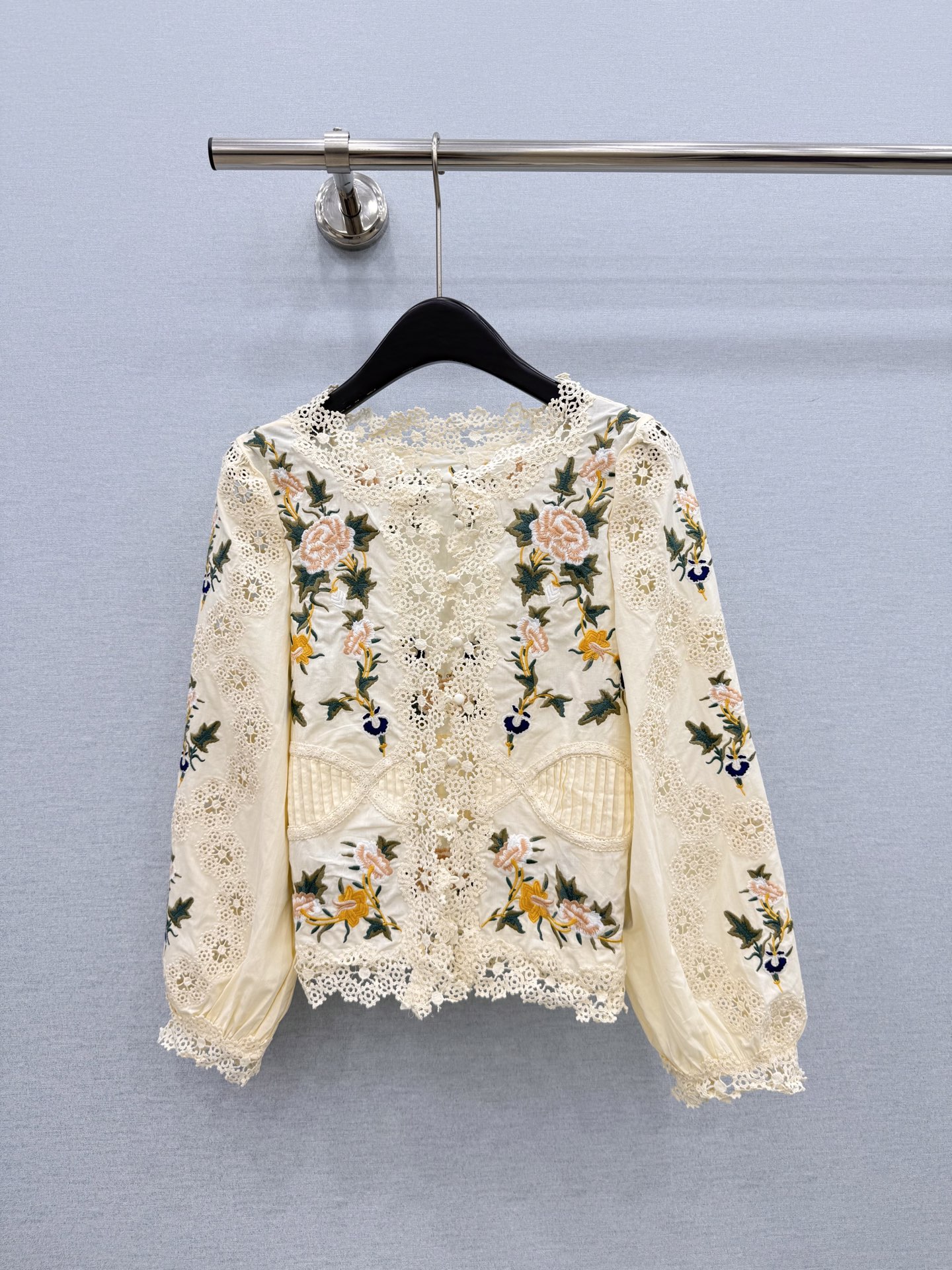 🛒𝐍𝐄𝐖 · 𝟐𝟎𝟐6/爆款现货 原单品质   小众*｜2026新品花边刺绣衬衫 精致版型，高级肌理细腻  极简主义常规