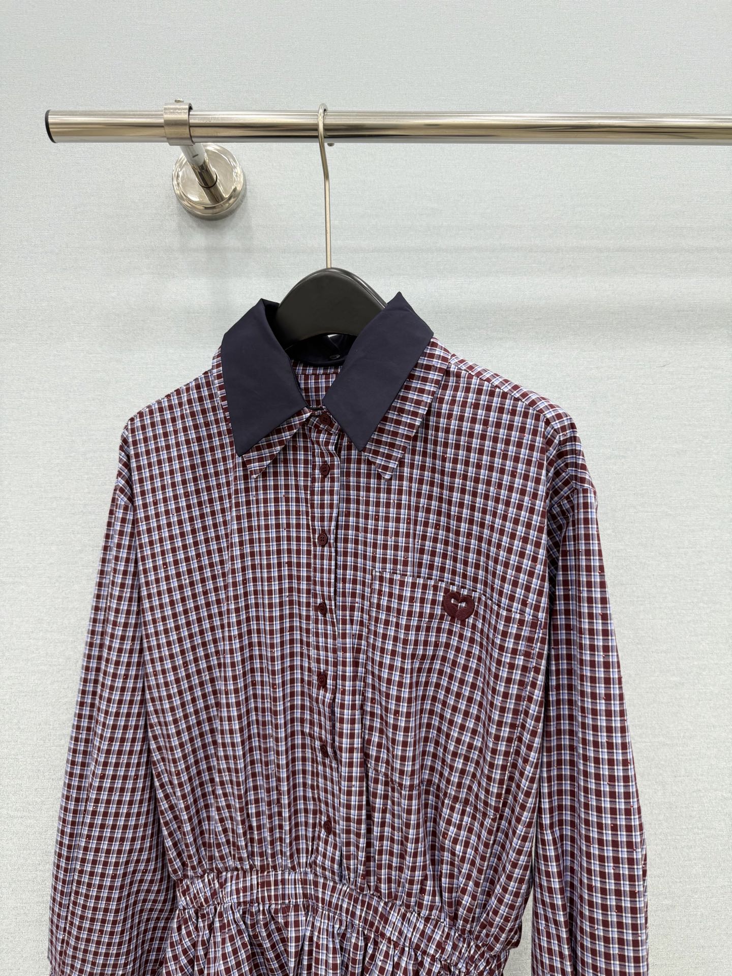 🛒𝐍𝐄𝐖 · 𝟐𝟎𝟐6/爆款现货 原单品质  小众*｜2026新品烫钻撞色翻领收腰连衣裙 精致版型，🉑️拆卸撞色领，高级