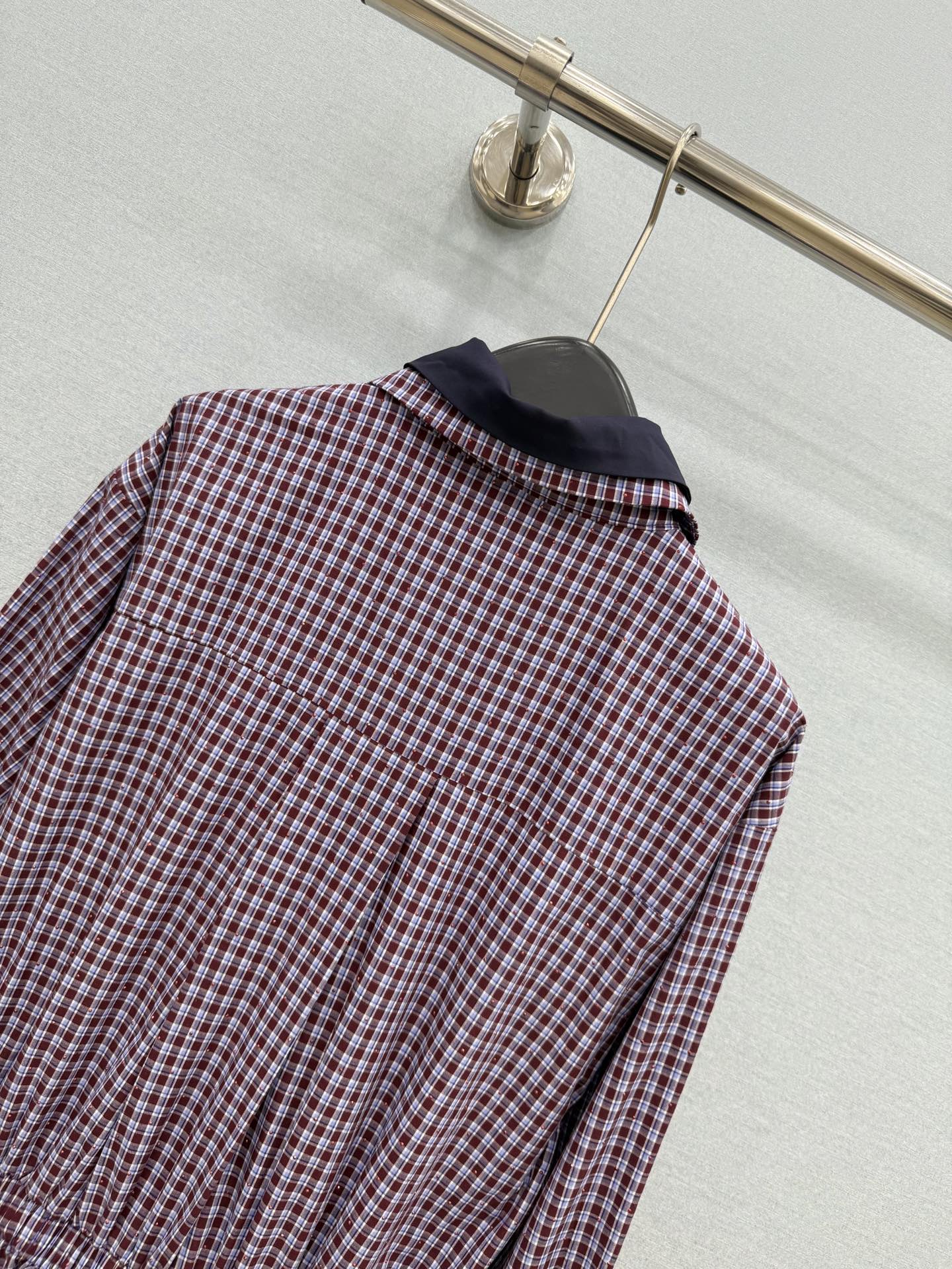 🛒𝐍𝐄𝐖 · 𝟐𝟎𝟐6/爆款现货 原单品质  小众*｜2026新品烫钻撞色翻领收腰连衣裙 精致版型，🉑️拆卸撞色领，高级