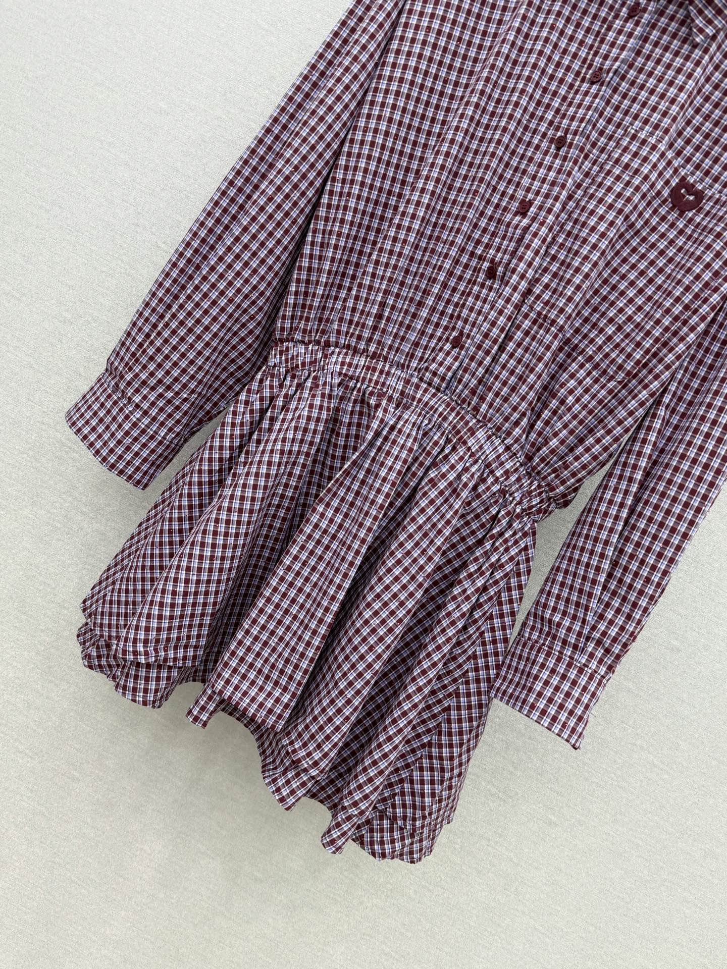 🛒𝐍𝐄𝐖 · 𝟐𝟎𝟐6/爆款现货 原单品质  小众*｜2026新品烫钻撞色翻领收腰连衣裙 精致版型，🉑️拆卸撞色领，高级