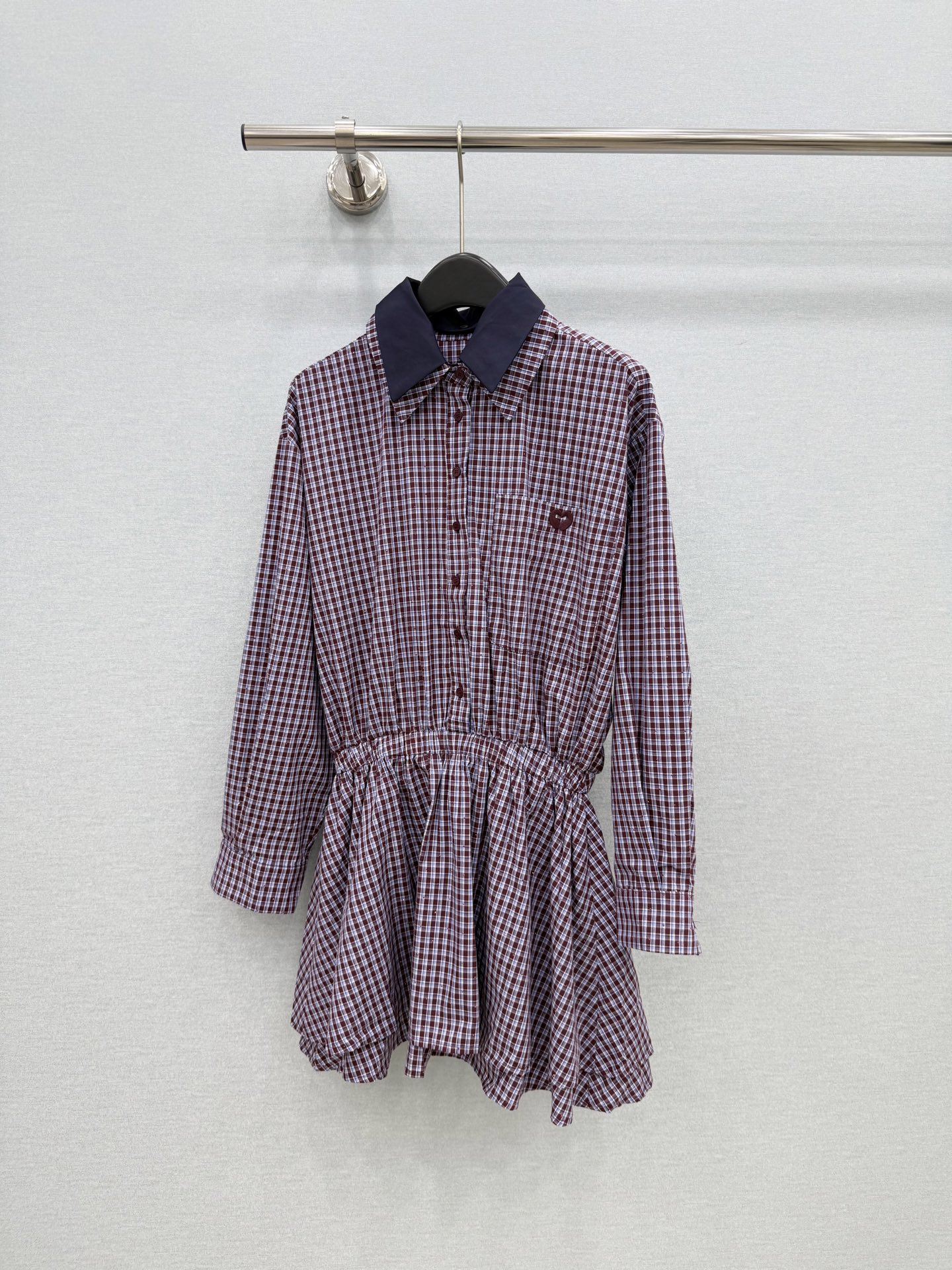 🛒𝐍𝐄𝐖 · 𝟐𝟎𝟐6/爆款现货 原单品质  小众*｜2026新品烫钻撞色翻领收腰连衣裙 精致版型，🉑️拆卸撞色领，高级