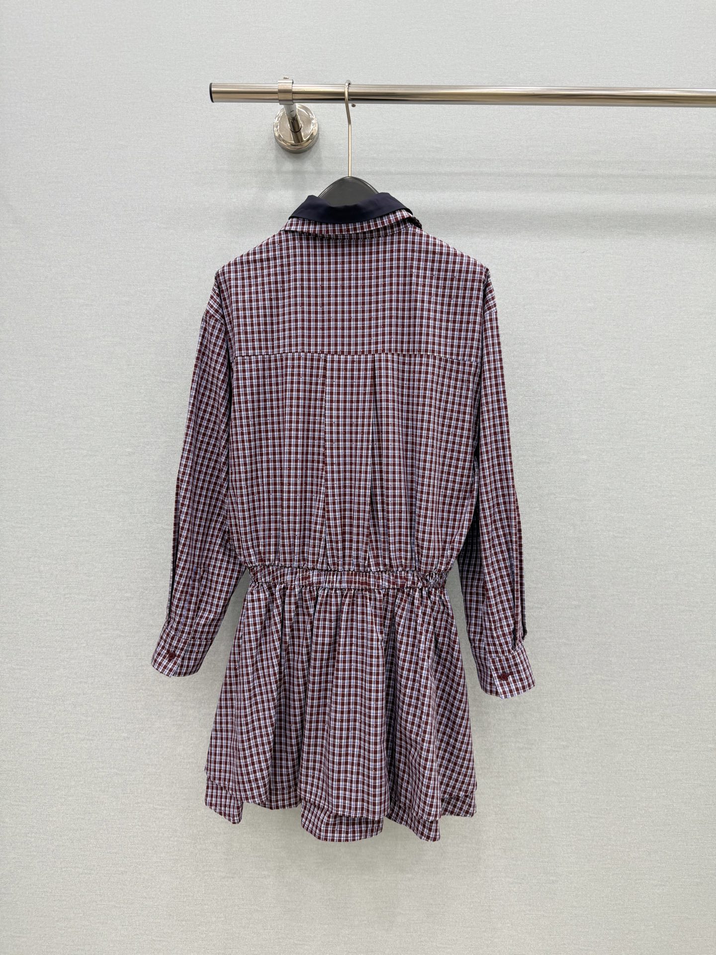 🛒𝐍𝐄𝐖 · 𝟐𝟎𝟐6/爆款现货 原单品质  小众*｜2026新品烫钻撞色翻领收腰连衣裙 精致版型，🉑️拆卸撞色领，高级