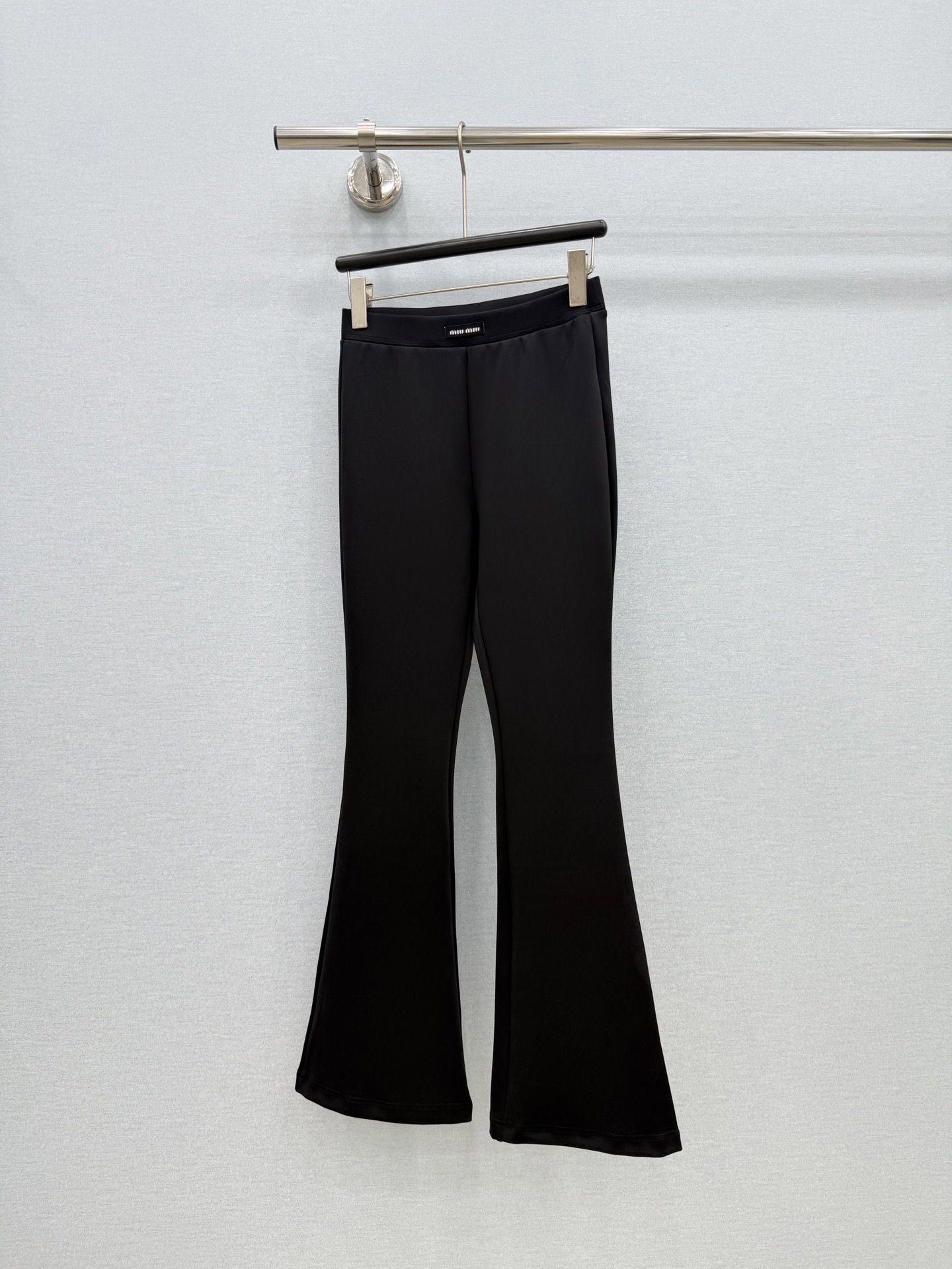 🛒𝐍𝐄𝐖 · 𝟐𝟎𝟐6/爆款现货 【原单品质】Miu *｜26早秋新品微喇休闲裤！ 定制版型   极简主义法式优雅的气质
