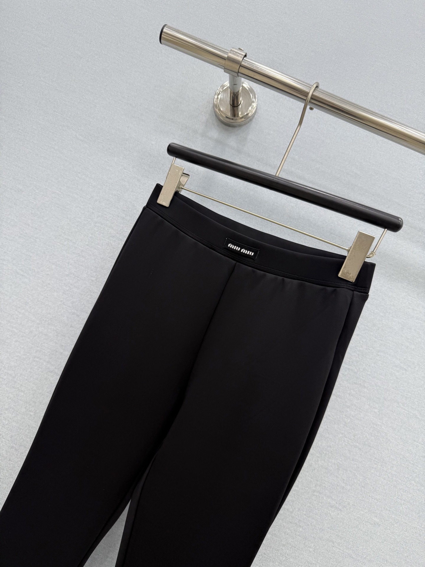 🛒𝐍𝐄𝐖 · 𝟐𝟎𝟐6/爆款现货 【原单品质】Miu *｜26早秋新品微喇休闲裤！ 定制版型   极简主义法式优雅的气质