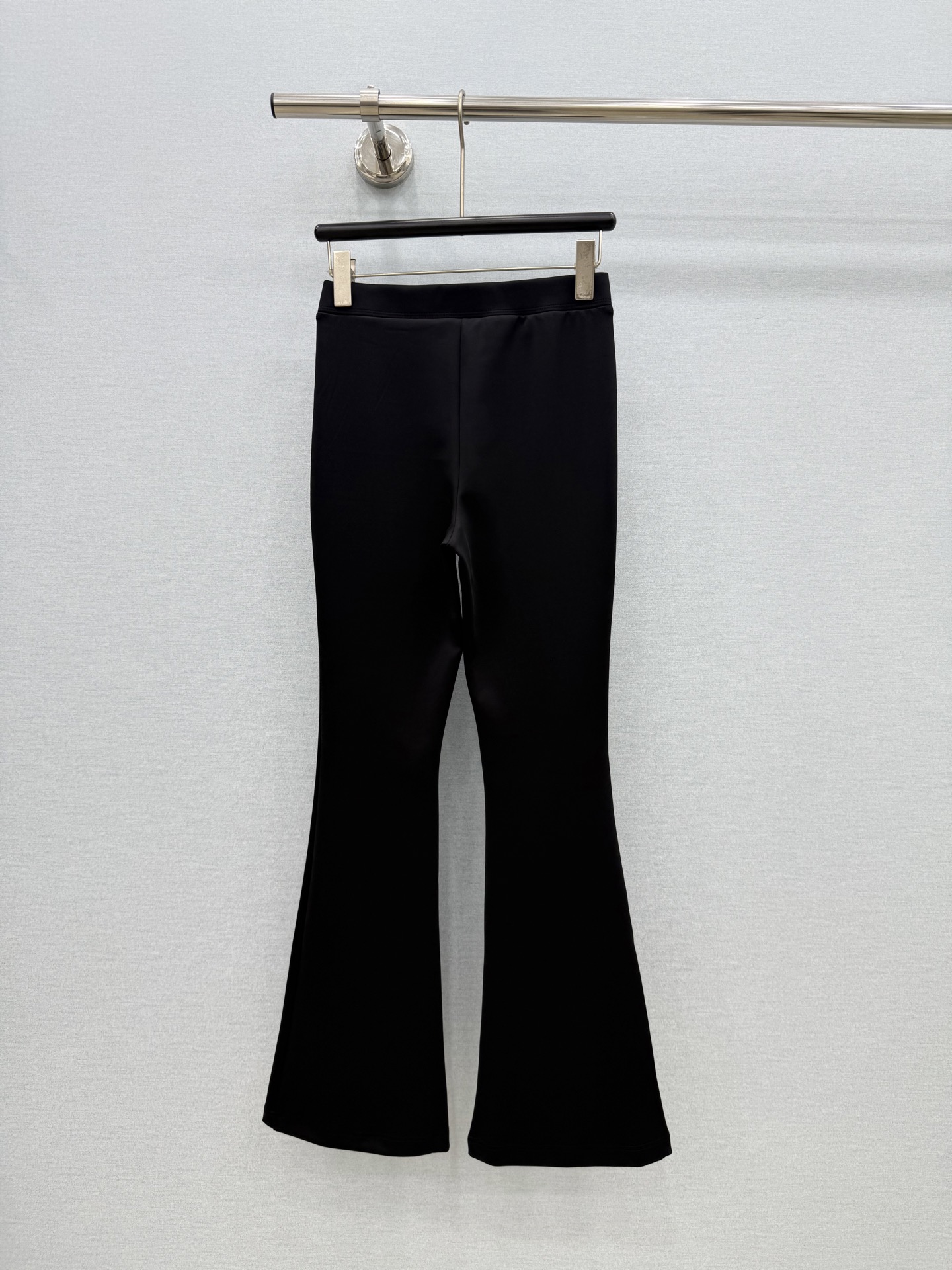 🛒𝐍𝐄𝐖 · 𝟐𝟎𝟐6/爆款现货 【原单品质】Miu *｜26早秋新品微喇休闲裤！ 定制版型   极简主义法式优雅的气质