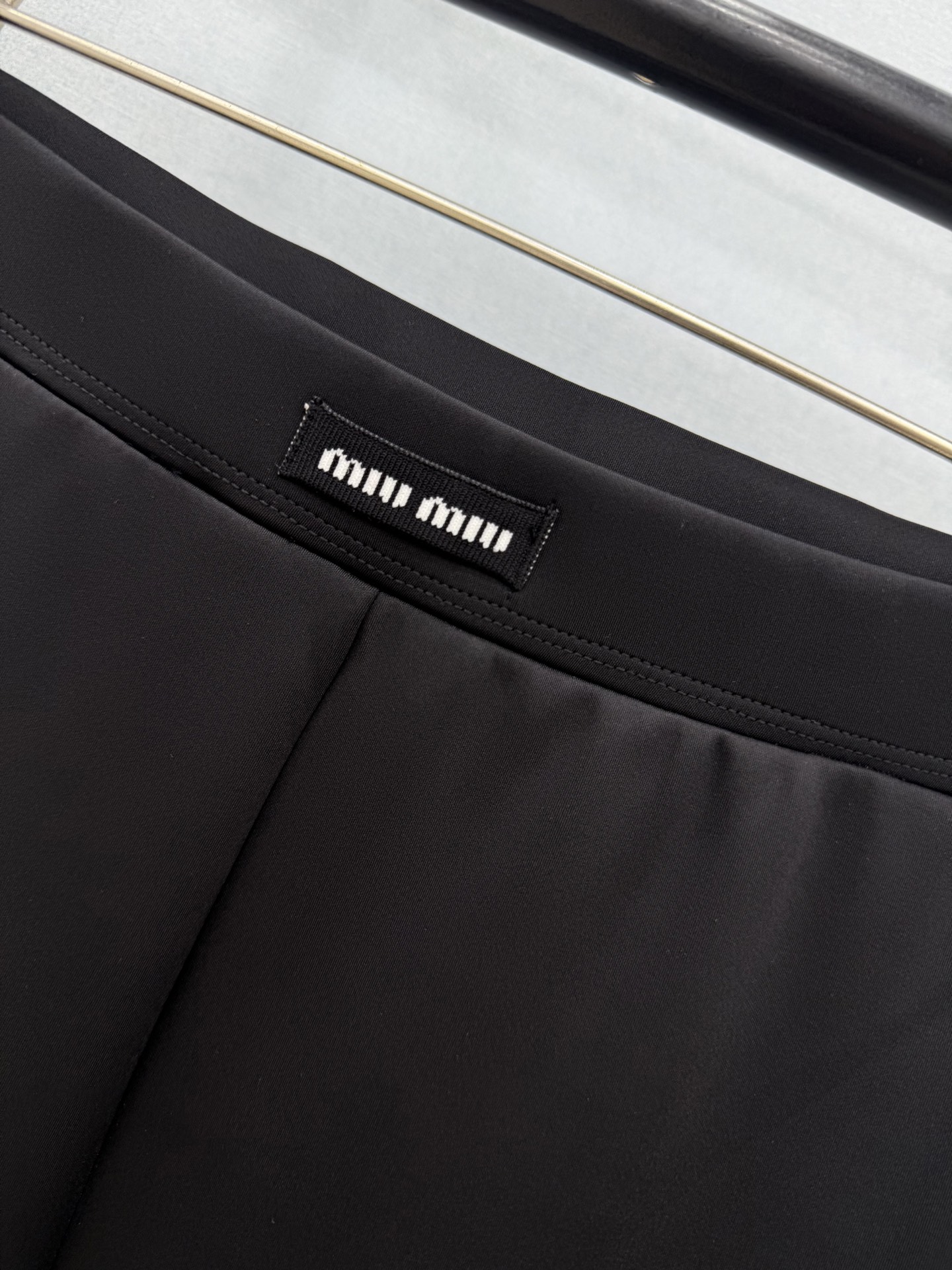 🛒𝐍𝐄𝐖 · 𝟐𝟎𝟐6/爆款现货 【原单品质】Miu *｜26早秋新品微喇休闲裤！ 定制版型   极简主义法式优雅的气质