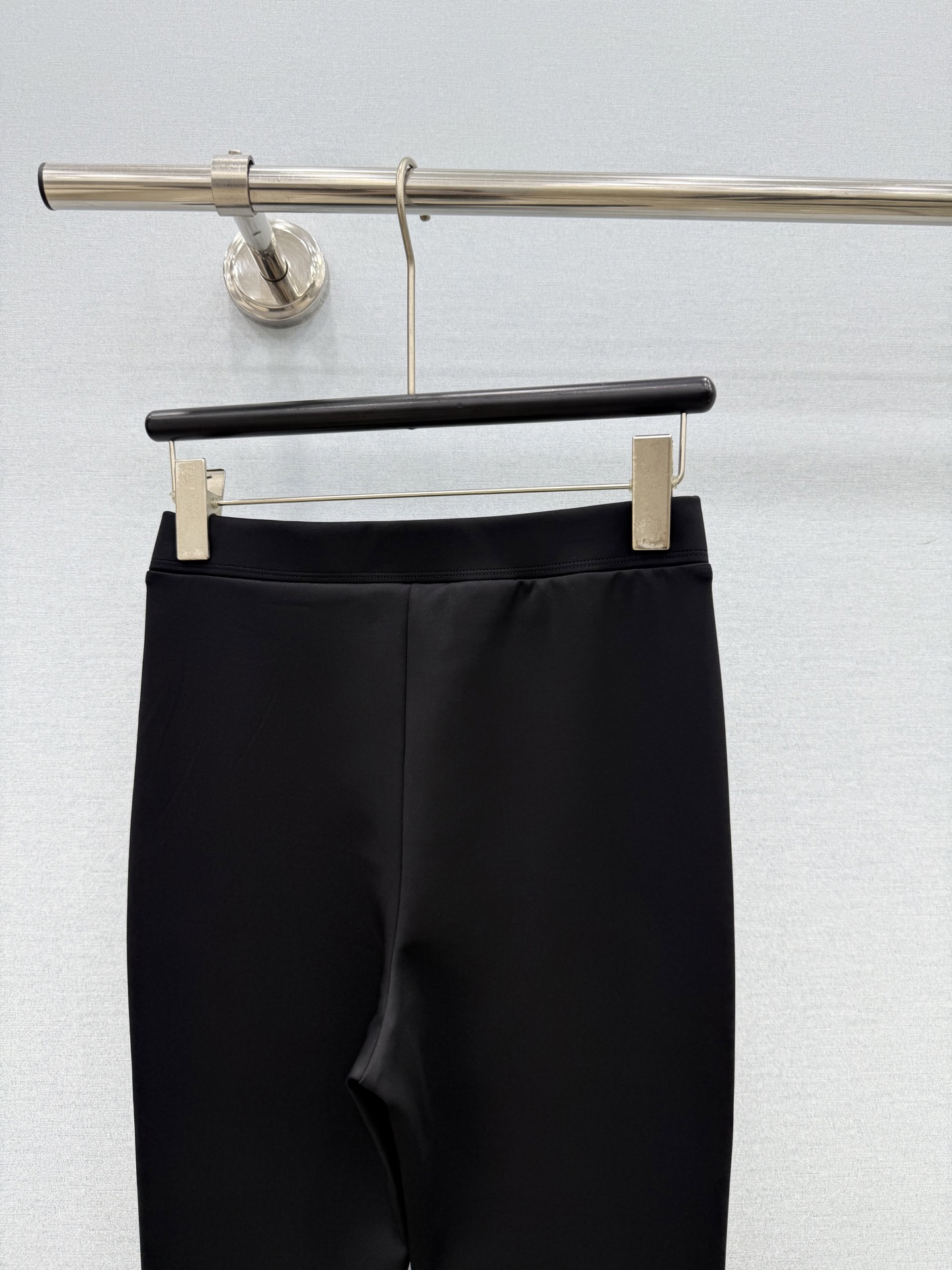 🛒𝐍𝐄𝐖 · 𝟐𝟎𝟐6/爆款现货 【原单品质】Miu *｜26早秋新品微喇休闲裤！ 定制版型   极简主义法式优雅的气质