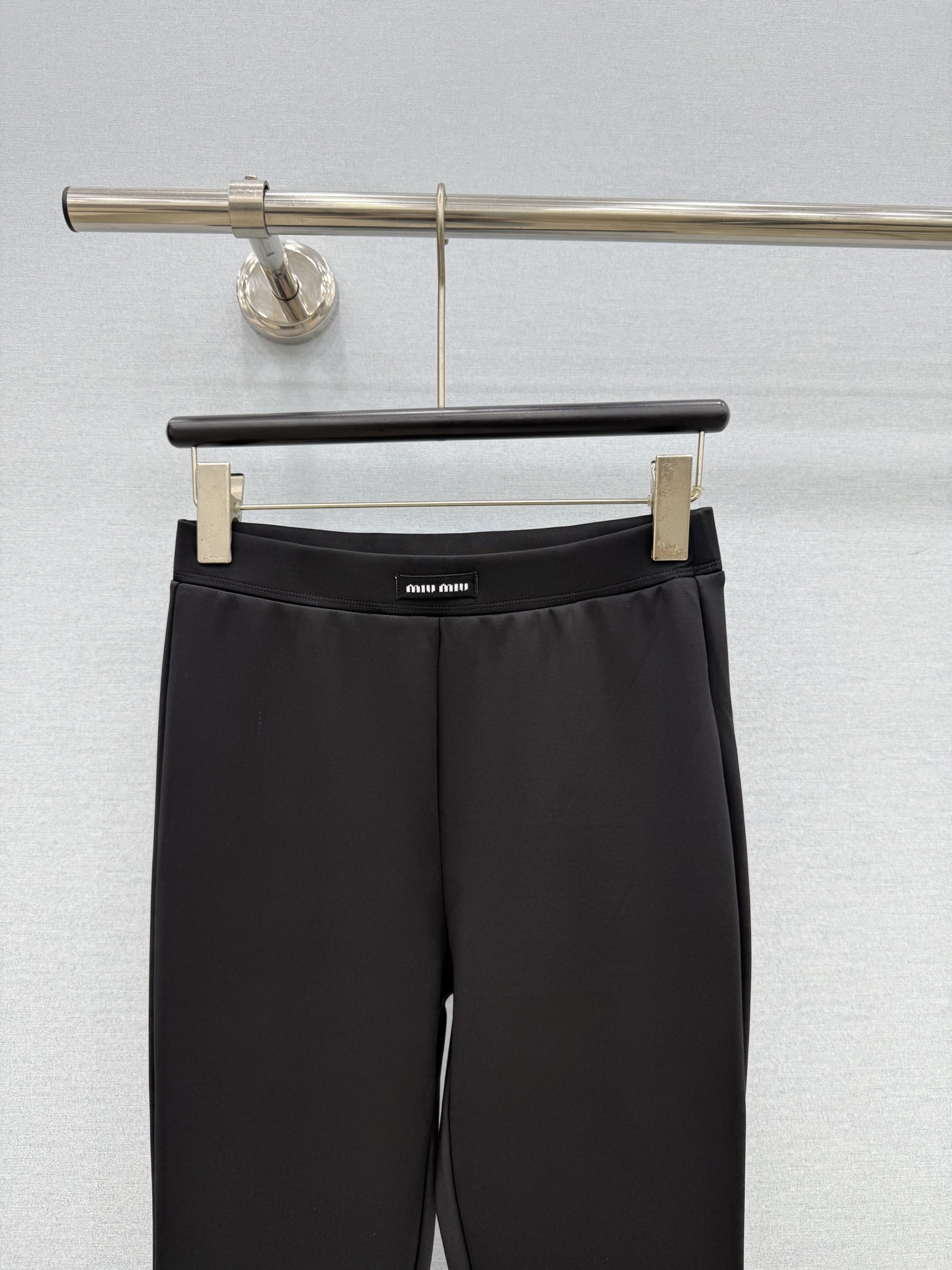 🛒𝐍𝐄𝐖 · 𝟐𝟎𝟐6/爆款现货 【原单品质】Miu *｜26早秋新品微喇休闲裤！ 定制版型   极简主义法式优雅的气质