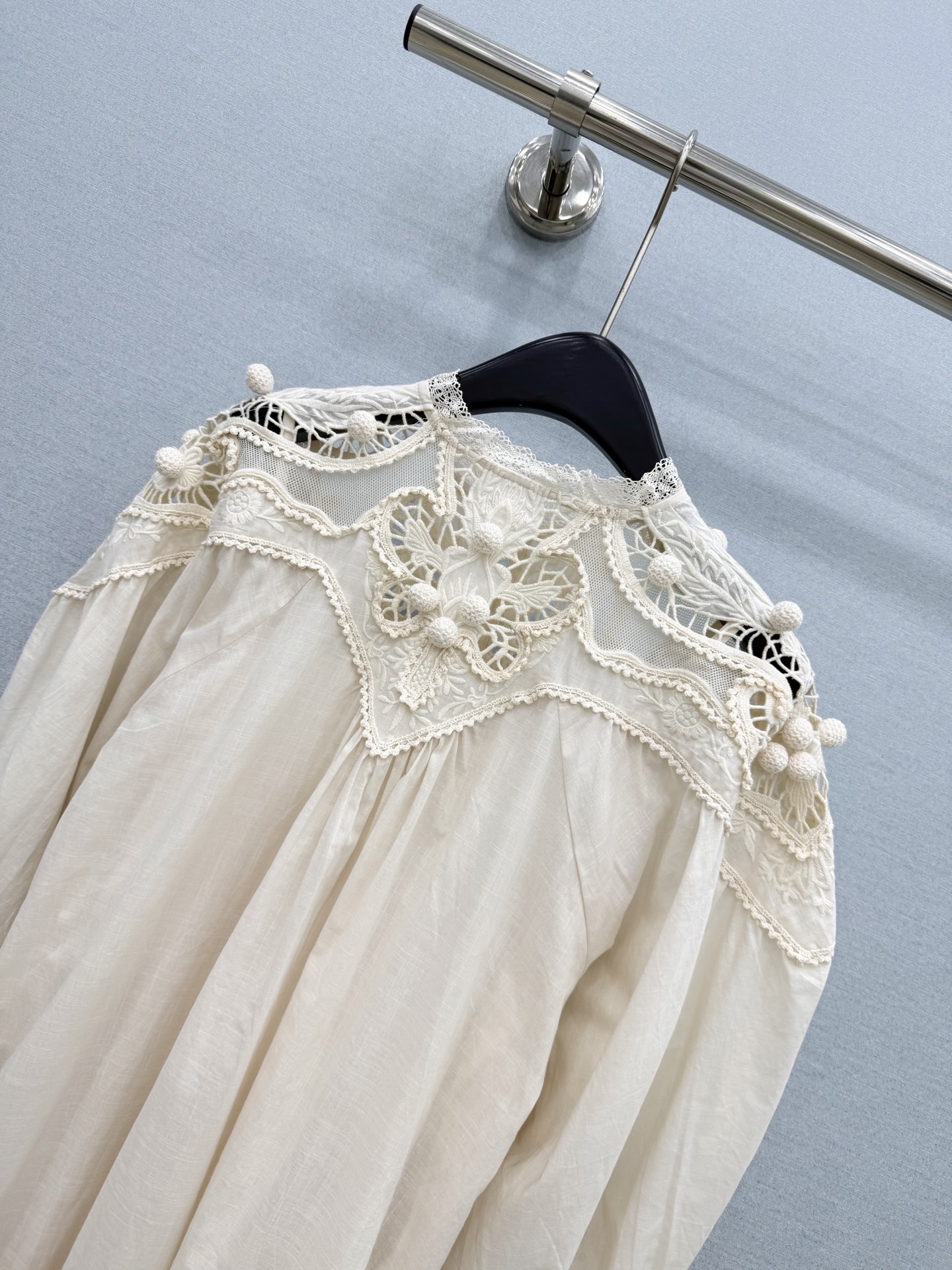 🛒𝐍𝐄𝐖 · 𝟐𝟎𝟐6/爆款现货 原单品质  小众｜26经典花边水溶刺绣花边衬衫连衣裙 配吊带 法式风极致穿搭 最新系列