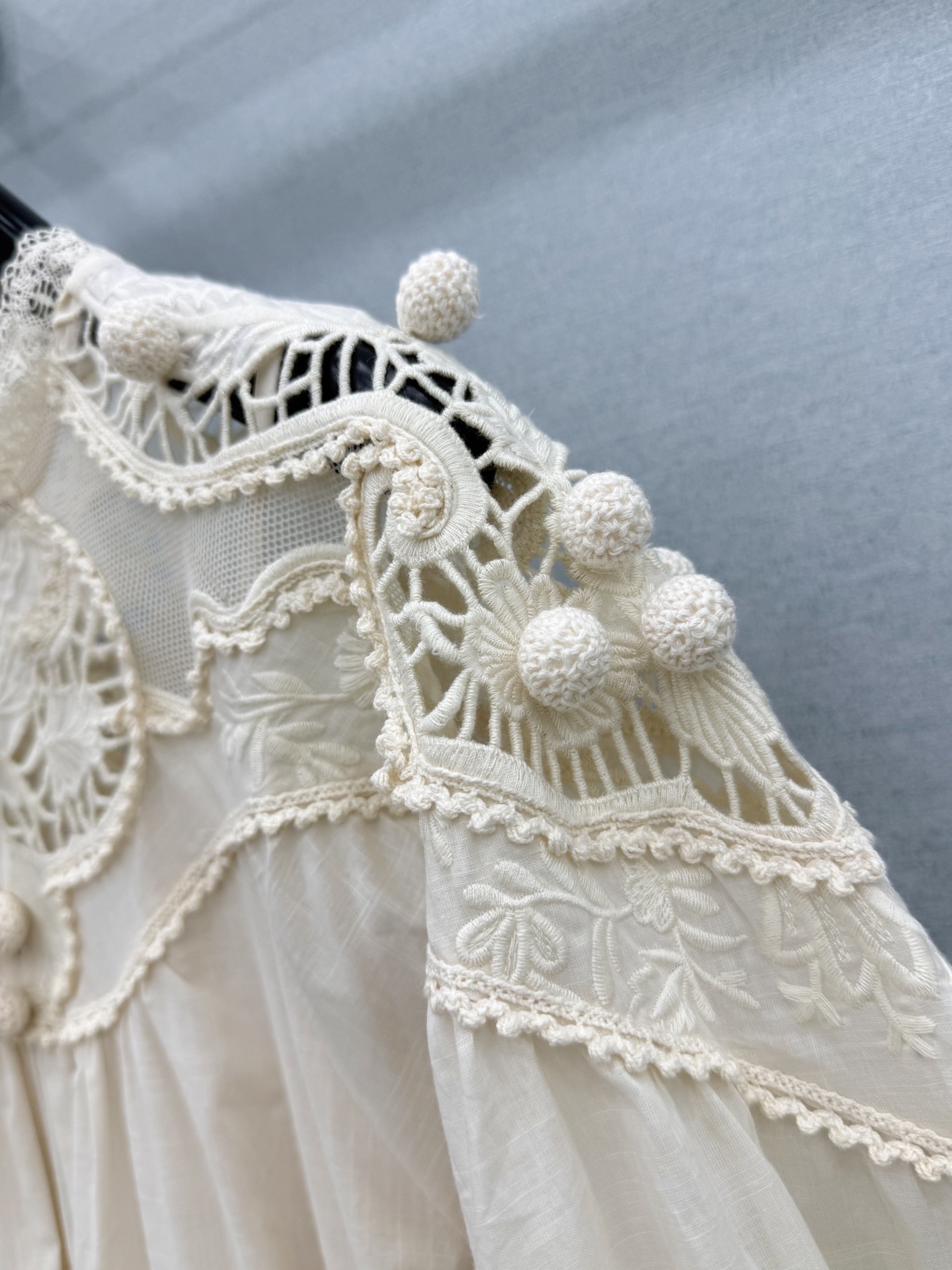 🛒𝐍𝐄𝐖 · 𝟐𝟎𝟐6/爆款现货 原单品质  小众｜26经典花边水溶刺绣花边衬衫连衣裙 配吊带 法式风极致穿搭 最新系列