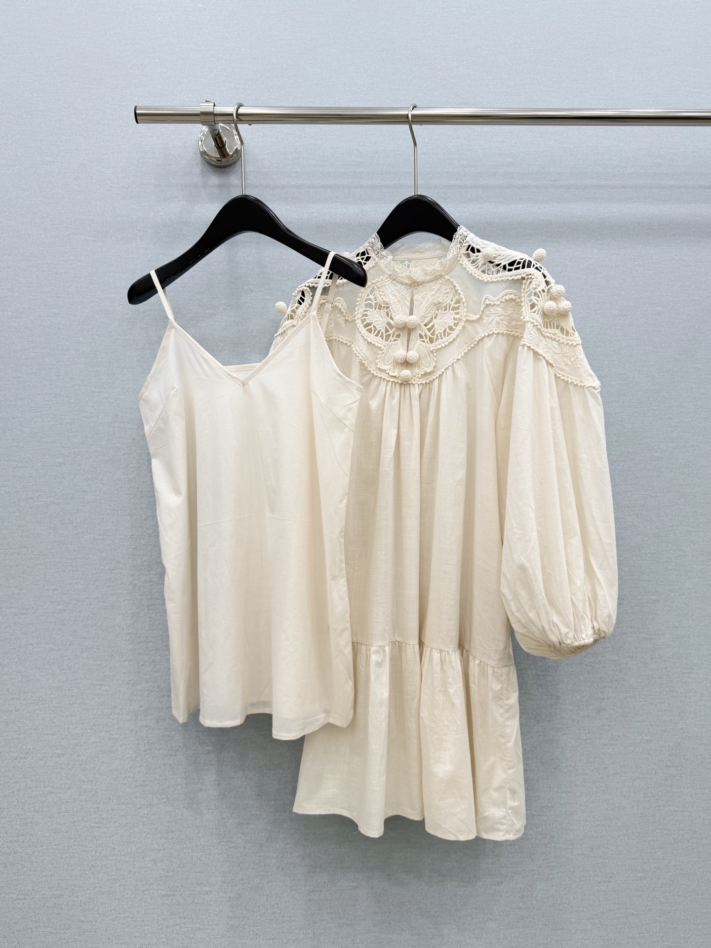 🛒𝐍𝐄𝐖 · 𝟐𝟎𝟐6/爆款现货 原单品质  小众｜26经典花边水溶刺绣花边衬衫连衣裙 配吊带 法式风极致穿搭 最新系列