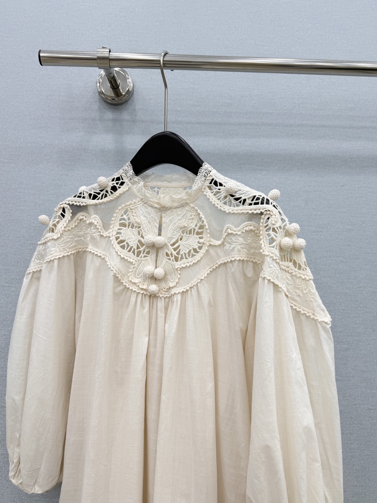 🛒𝐍𝐄𝐖 · 𝟐𝟎𝟐6/爆款现货 原单品质  小众｜26经典花边水溶刺绣花边衬衫连衣裙 配吊带 法式风极致穿搭 最新系列