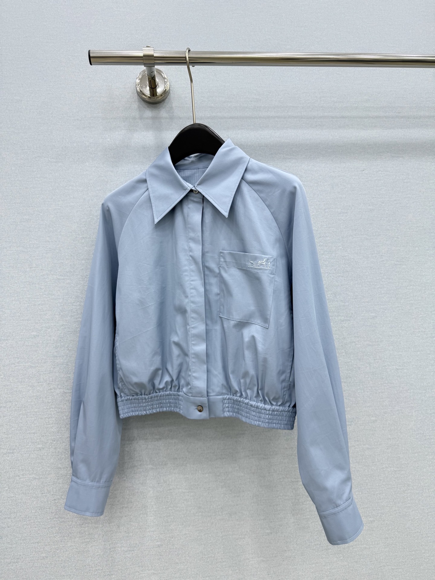 🛒𝐍𝐄𝐖 · 𝟐𝟎𝟐6/爆款现货 【原版定制】Her*｜26早秋新款纯色翻领夹克外套 经典的色系，视觉盛宴，不同于传统的