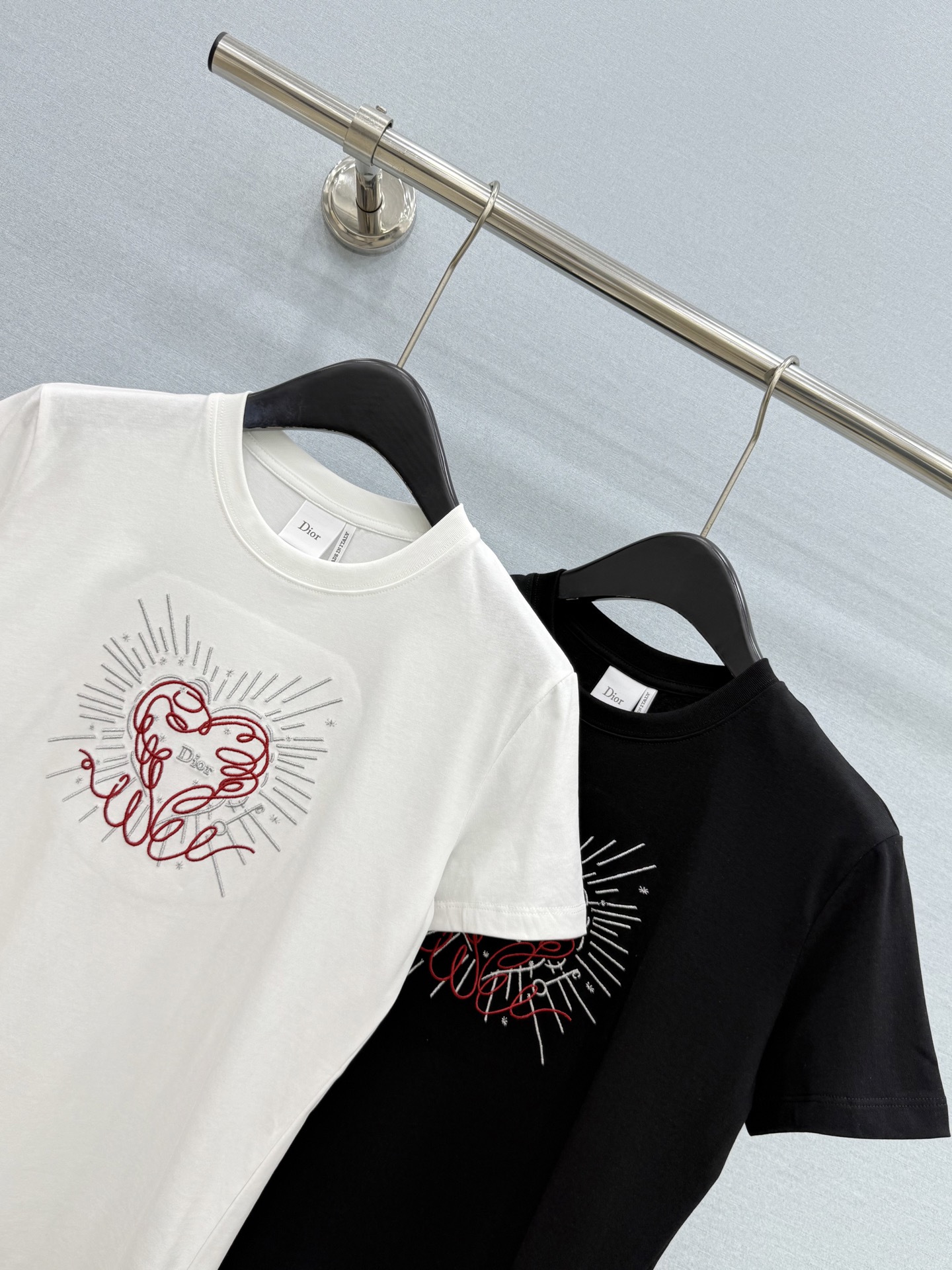 🛒𝐍𝐄𝐖 · 𝟐𝟎𝟐6/爆款现货 【原单品质】Dio*｜2026新款刺绣T恤 高订面料，百搭版型  ，上身的触感谁穿谁知