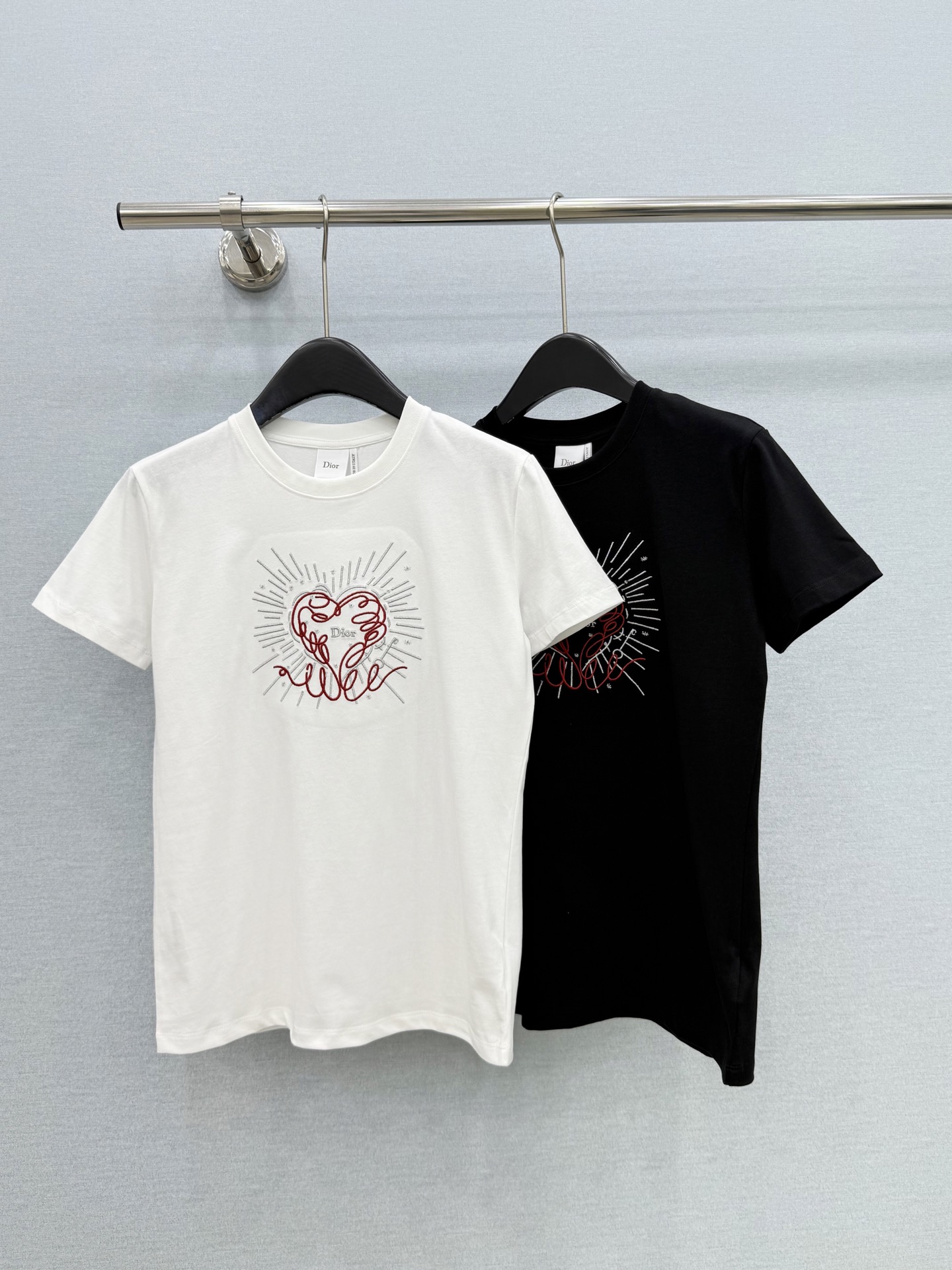 🛒𝐍𝐄𝐖 · 𝟐𝟎𝟐6/爆款现货 【原单品质】Dio*｜2026新款刺绣T恤 高订面料，百搭版型  ，上身的触感谁穿谁知