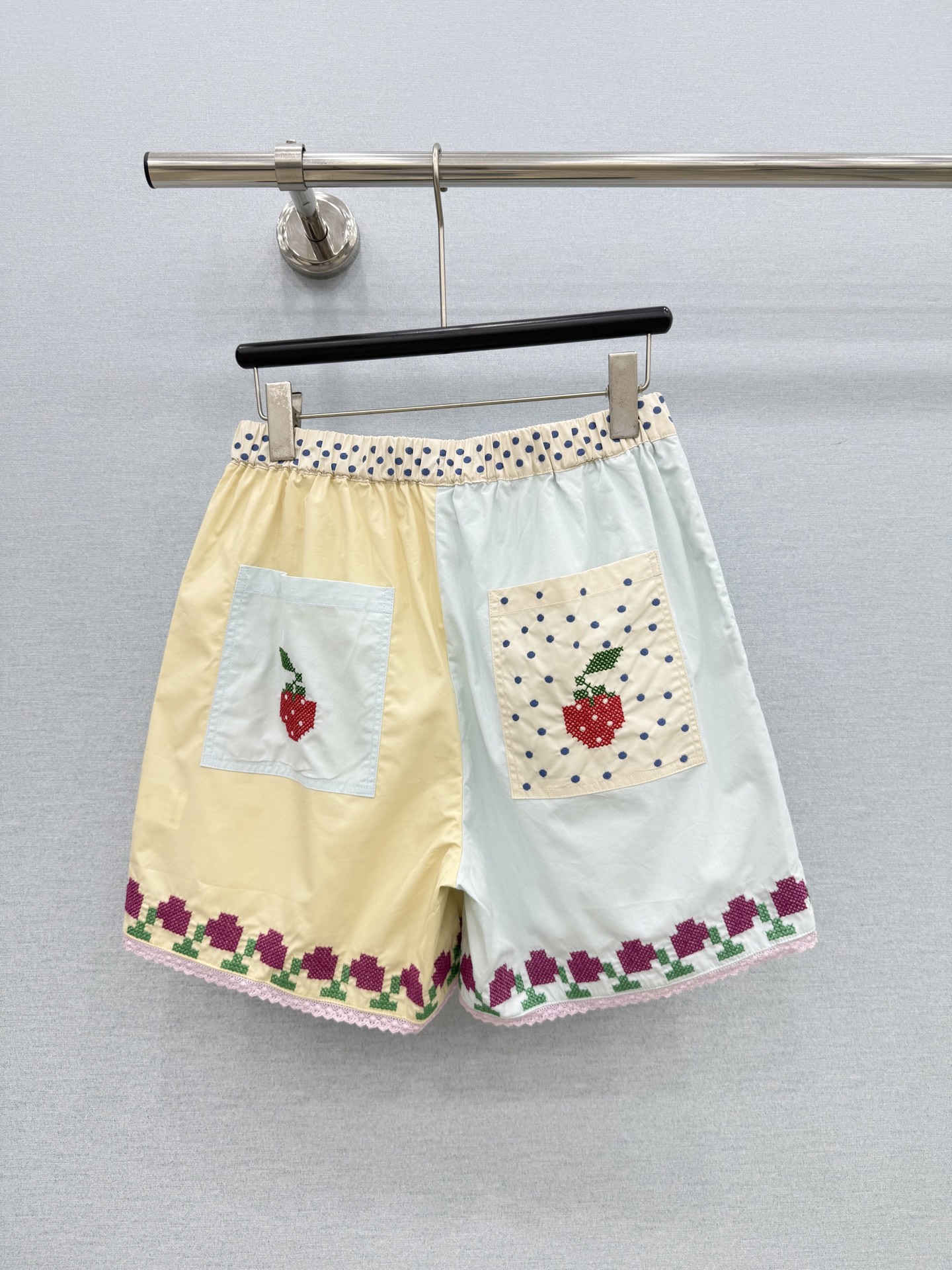 🛒𝐍𝐄𝐖 · 𝟐𝟎𝟐6/爆款现货 原单品质   小众*｜2026新品撞色刺绣短裤 精致版型，高级肌理细腻  极简主义常规