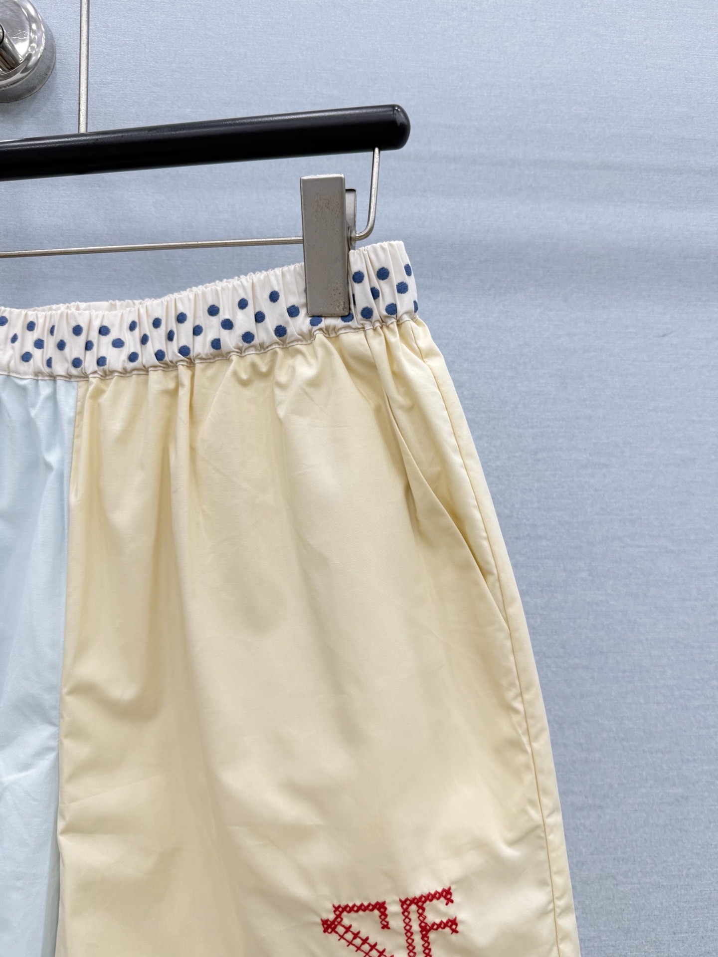 🛒𝐍𝐄𝐖 · 𝟐𝟎𝟐6/爆款现货 原单品质   小众*｜2026新品撞色刺绣短裤 精致版型，高级肌理细腻  极简主义常规