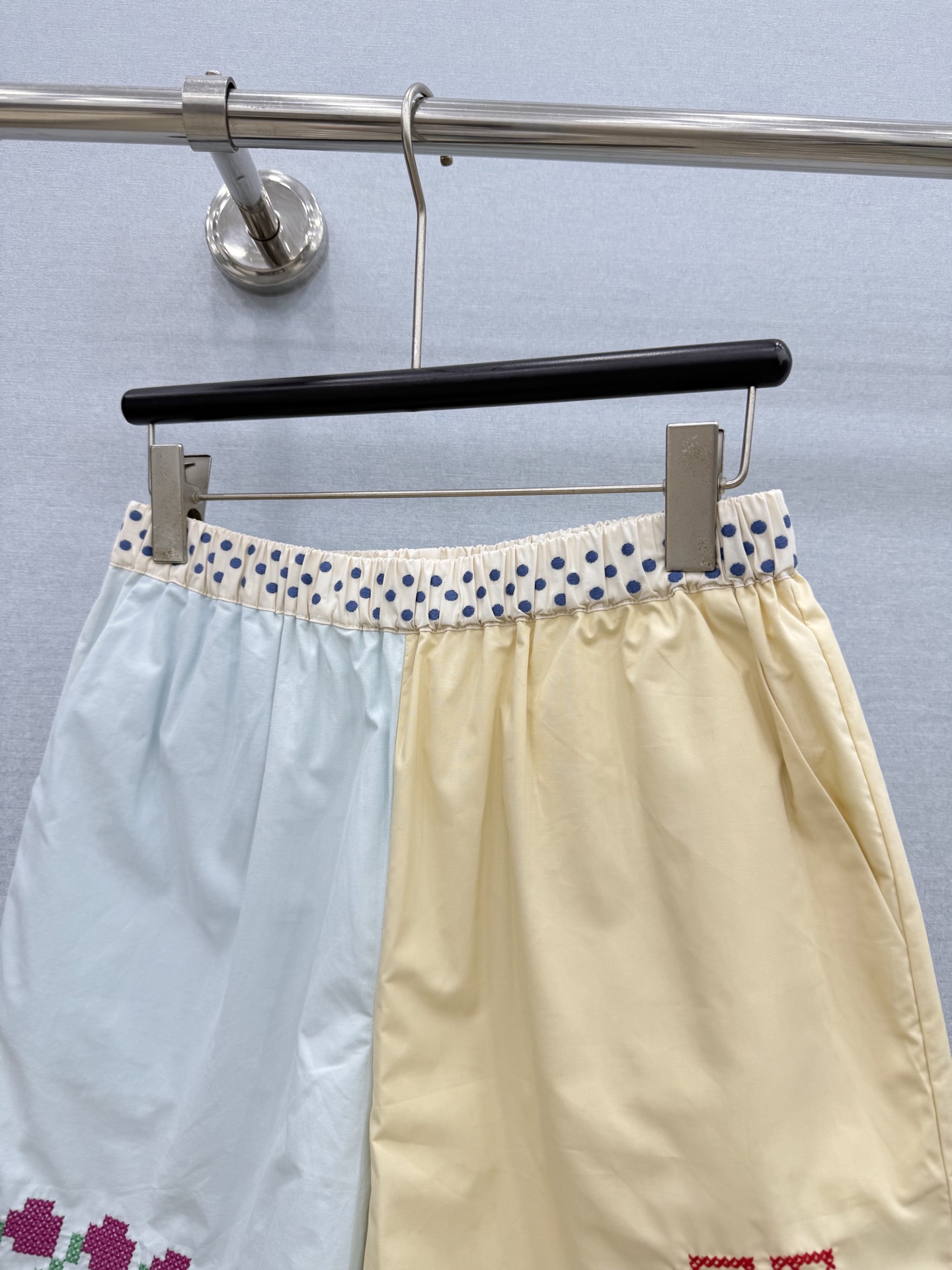 🛒𝐍𝐄𝐖 · 𝟐𝟎𝟐6/爆款现货 原单品质   小众*｜2026新品撞色刺绣短裤 精致版型，高级肌理细腻  极简主义常规