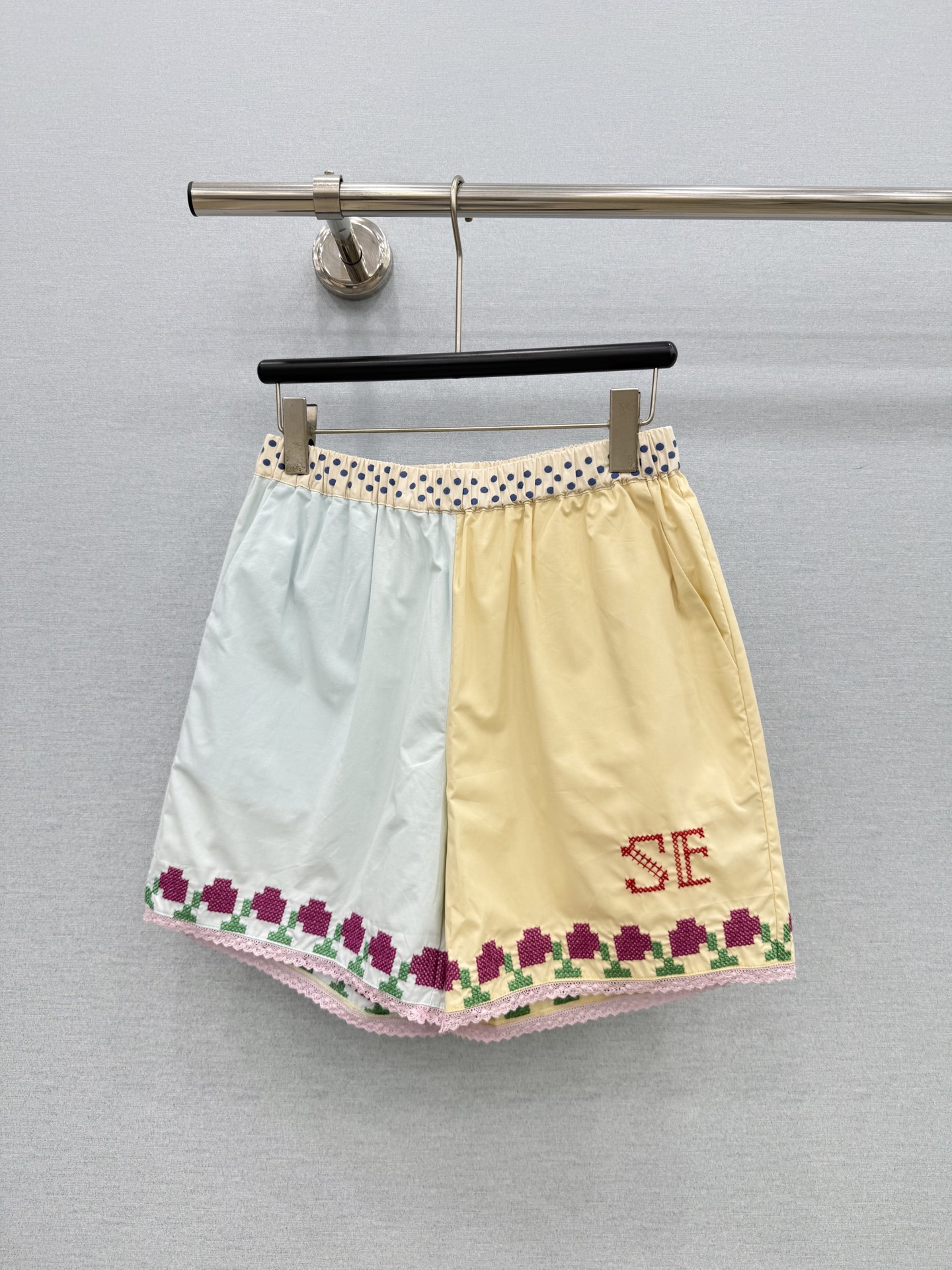 🛒𝐍𝐄𝐖 · 𝟐𝟎𝟐6/爆款现货 原单品质   小众*｜2026新品撞色刺绣短裤 精致版型，高级肌理细腻  极简主义常规