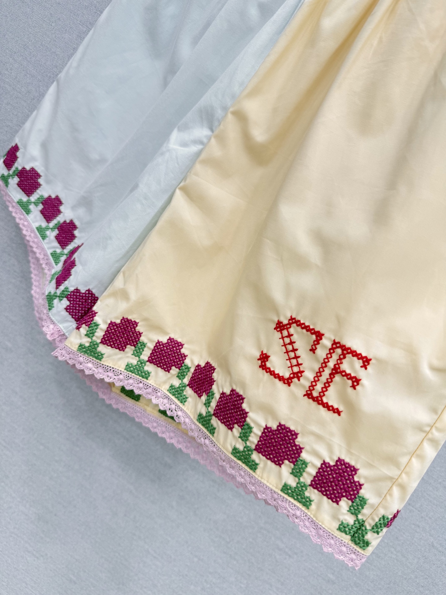 🛒𝐍𝐄𝐖 · 𝟐𝟎𝟐6/爆款现货 原单品质   小众*｜2026新品撞色刺绣短裤 精致版型，高级肌理细腻  极简主义常规