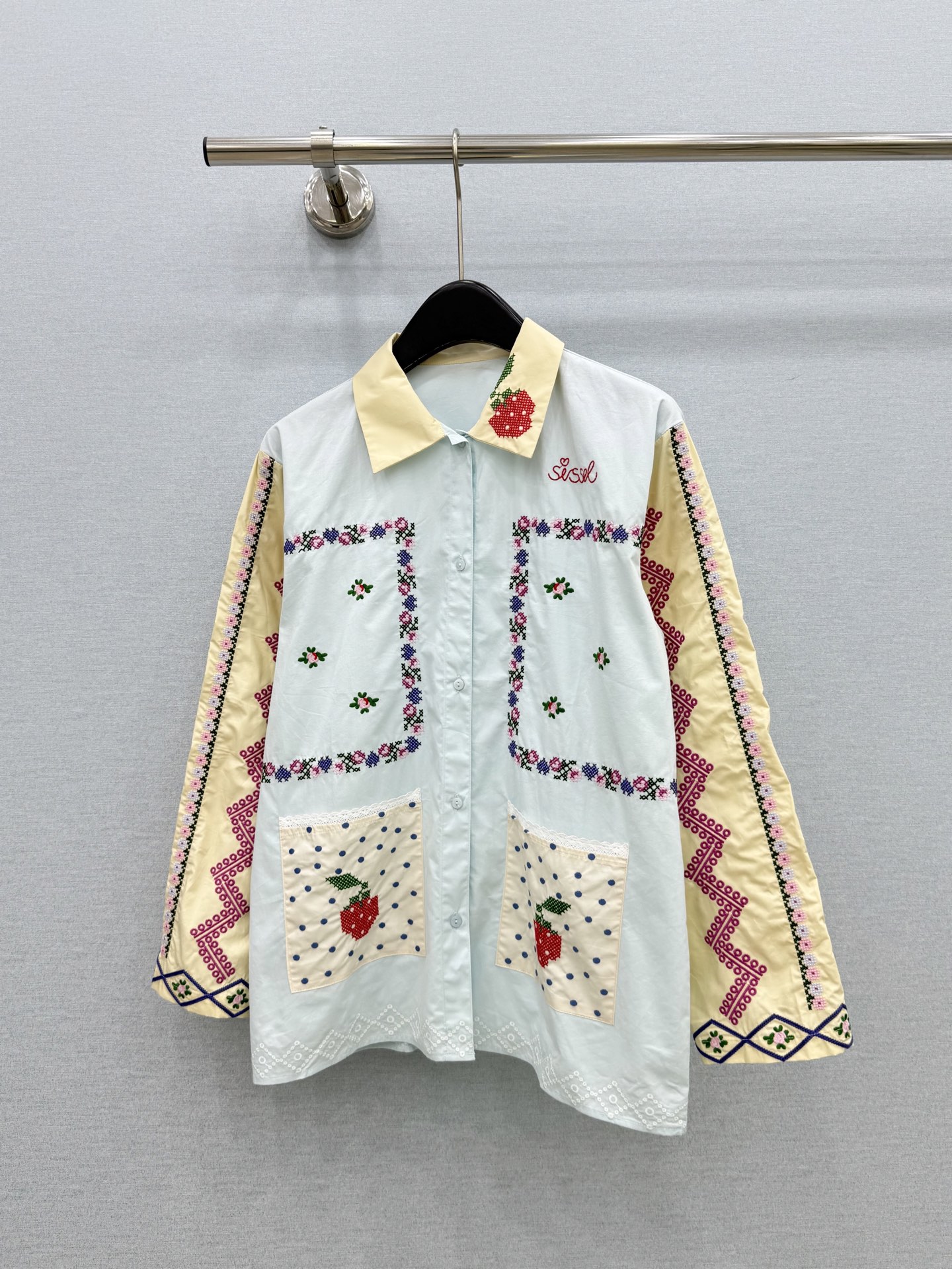 🛒𝐍𝐄𝐖 · 𝟐𝟎𝟐6/爆款现货 原单品质   小众*｜2026新品撞色刺绣衬衫 精致版型，高级肌理细腻  极简主义常规