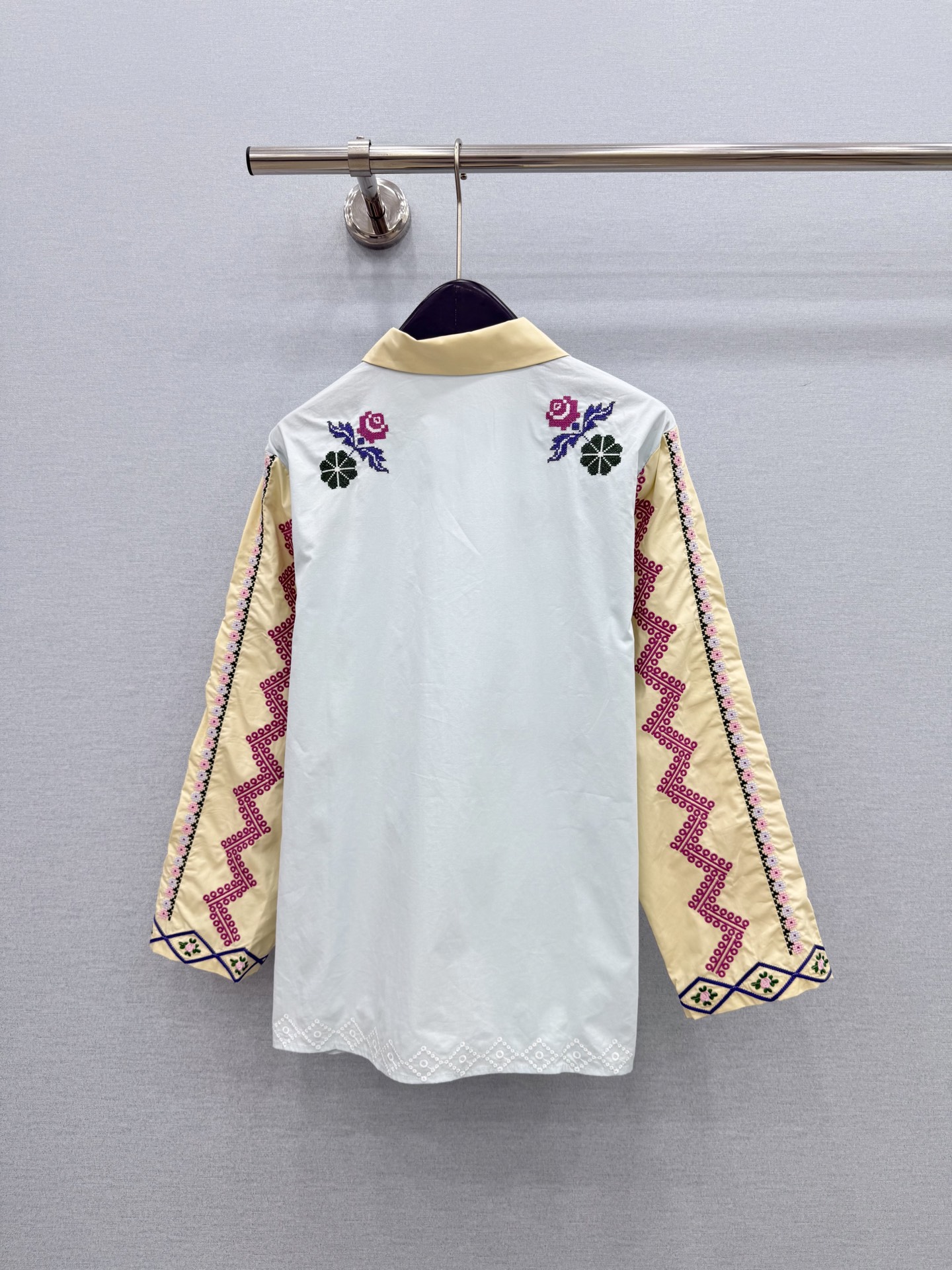 🛒𝐍𝐄𝐖 · 𝟐𝟎𝟐6/爆款现货 原单品质   小众*｜2026新品撞色刺绣衬衫 精致版型，高级肌理细腻  极简主义常规